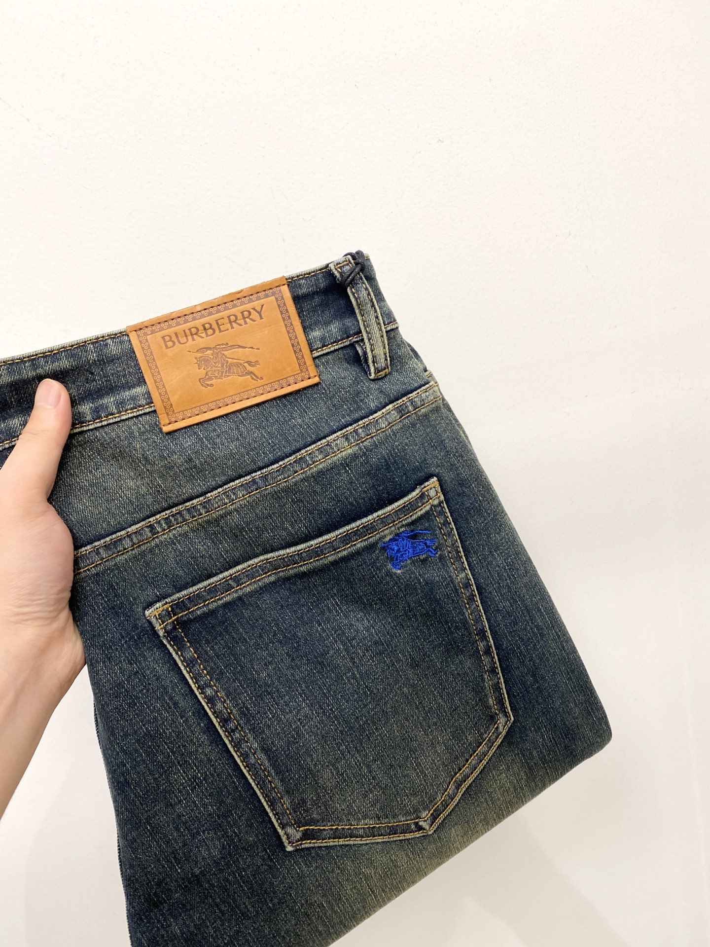 NO:472038,Burberry, 2025 latest products, special counters are available at the same time, original singles, washable casual jeans, imported original washable elastic fabric, comfortable and elastic, original hardware and auxiliary decorative logo, super positive style, extremely high grade, counter quality, fashionable and stylish upper body, 29-38, burberry, jeans, alexander wang19860909巴宝莉、2025最新品,专柜同步有售,原单狠货,水洗休闲牛仔裤,进口原版水洗弹力面料,舒适有弹性,原版五金辅料装饰logo,版型超正,档次极高,专柜品质,上身时尚有型,码数29-38,,burberry,jeans,alexander wang,Men's clothing