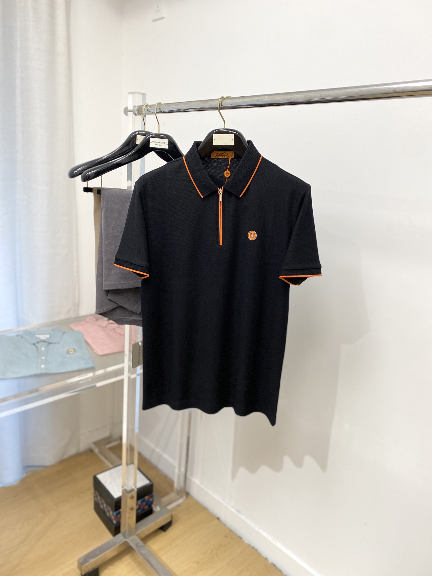 NO:472026,Hermes, the latest short-sleeved T-shirt in 2025, handsome and fashionable, top-grade printed letter logo on the chest, simple and versatile style. The fabric cotton is not only crisp, maintains the trendy silhouette, and is also comfortable to wear, and the yarn is more delicate, the number M-3XL, hermes, T-shirt,tees, t-shirt,alexander wang19860909爱马仕、2025最新款短袖T恤,帅气时尚,胸前顶级印胶字母logo,简约百搭款.面料棉 不仅挺括,保持潮流的廓形,又穿着舒适,纱织更细腻,码数M-3XL,,hermes,T-shirt,tees，t-shirt,alexander wang,Men's clothing