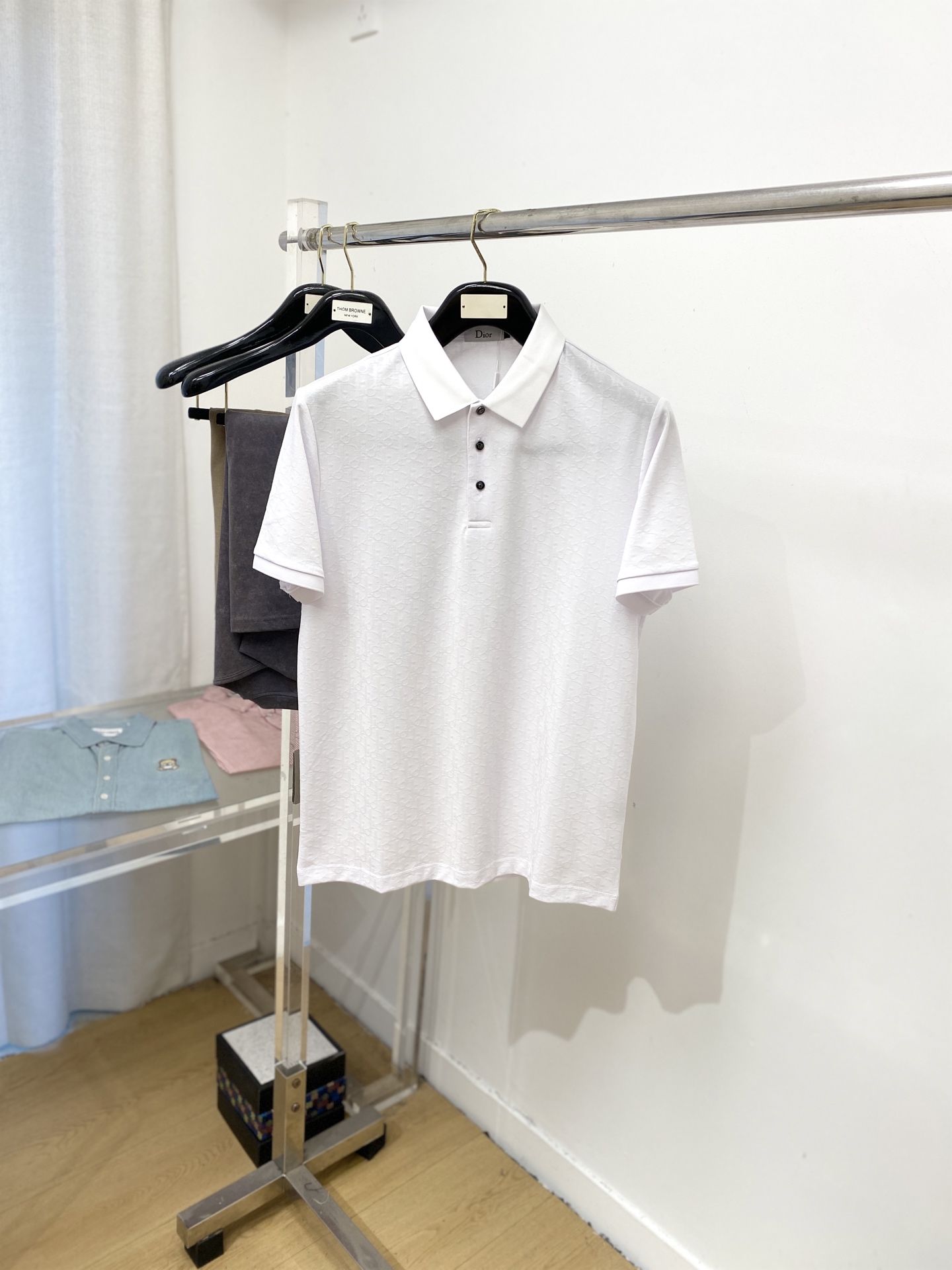 NO:472064,Dior, the latest short-sleeved T-shirt in 2025, handsome and fashionable, top digital positioned top-woven letter logo, simple and versatile style. Fabric cotton is not only crisp, maintains a trendy silhouette, but also comfortable to wear, and the yarn is more delicate, the number M-3XL,,dior,T-shirt,tees,t-shirt,alexander wang19860909迪奥、2025最新款短袖T恤,帅气时尚,顶级数码定位顶织字母logo,简约百搭款.面料棉 不仅挺括,保持潮流的廓形,又穿着舒适,纱织更细腻,码数M-3XL,,dior,T-shirt,tees，t-shirt,alexander wang,Men's clothing