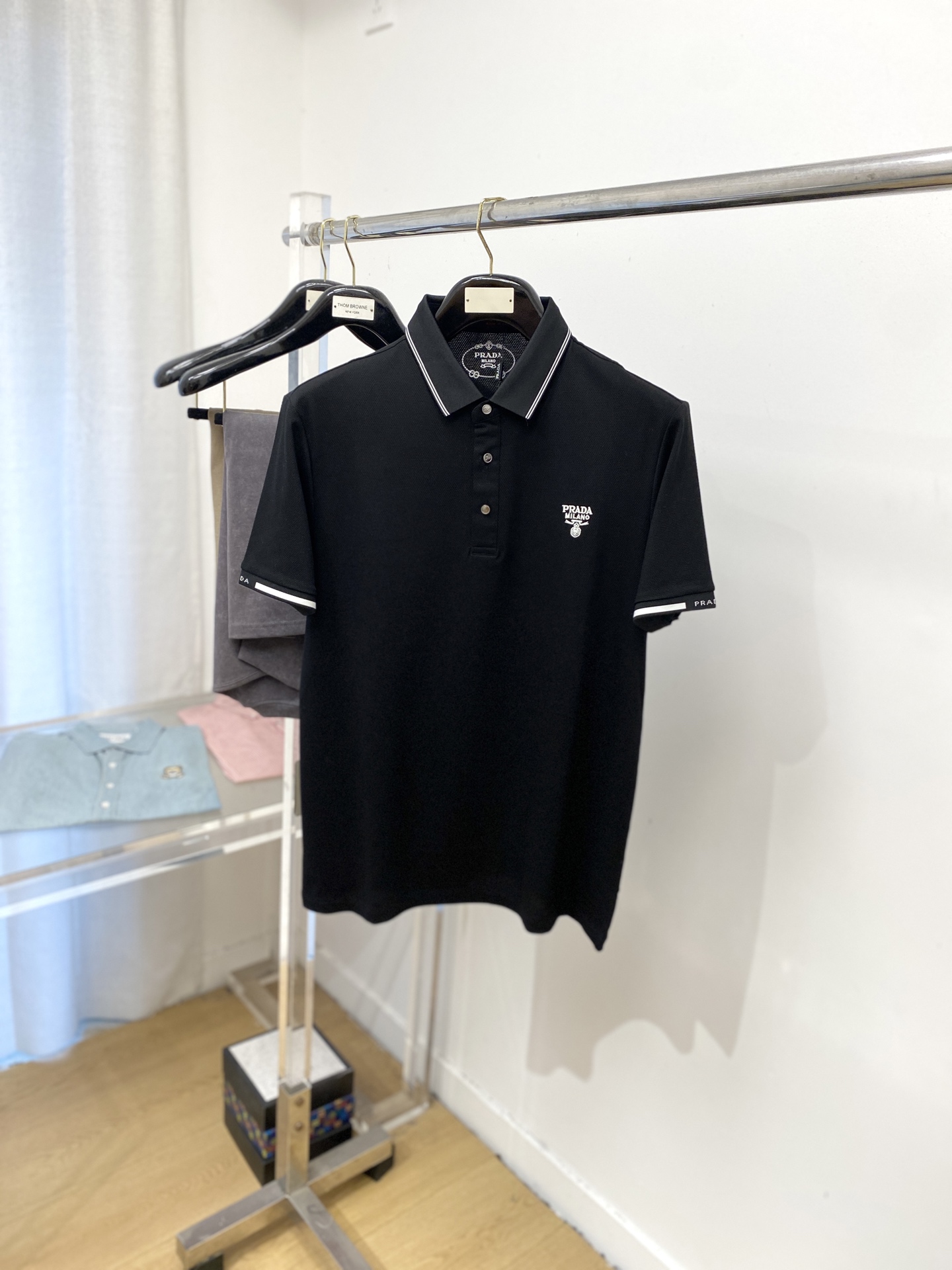 NO:472060,Prada, the latest short-sleeved T-shirt in 2025, handsome and fashionable, exquisite embroidered pattern letter logo on the chest, simple and versatile style. The fabric cotton is not only crisp, maintains the trendy silhouette, and is also comfortable to wear, and the yarn is more delicate, the number M-3XL, prada, T-shirt, tees, t-shirt, alexander wang19860909普拉达、2025最新款短袖T恤,帅气时尚,胸前精致刺绣图案字母logo,简约百搭款.面料棉 不仅挺括,保持潮流的廓形,又穿着舒适,纱织更细腻,码数M-3XL,,prada,T-shirt,tees，t-shirt,alexander wang,Men's clothing