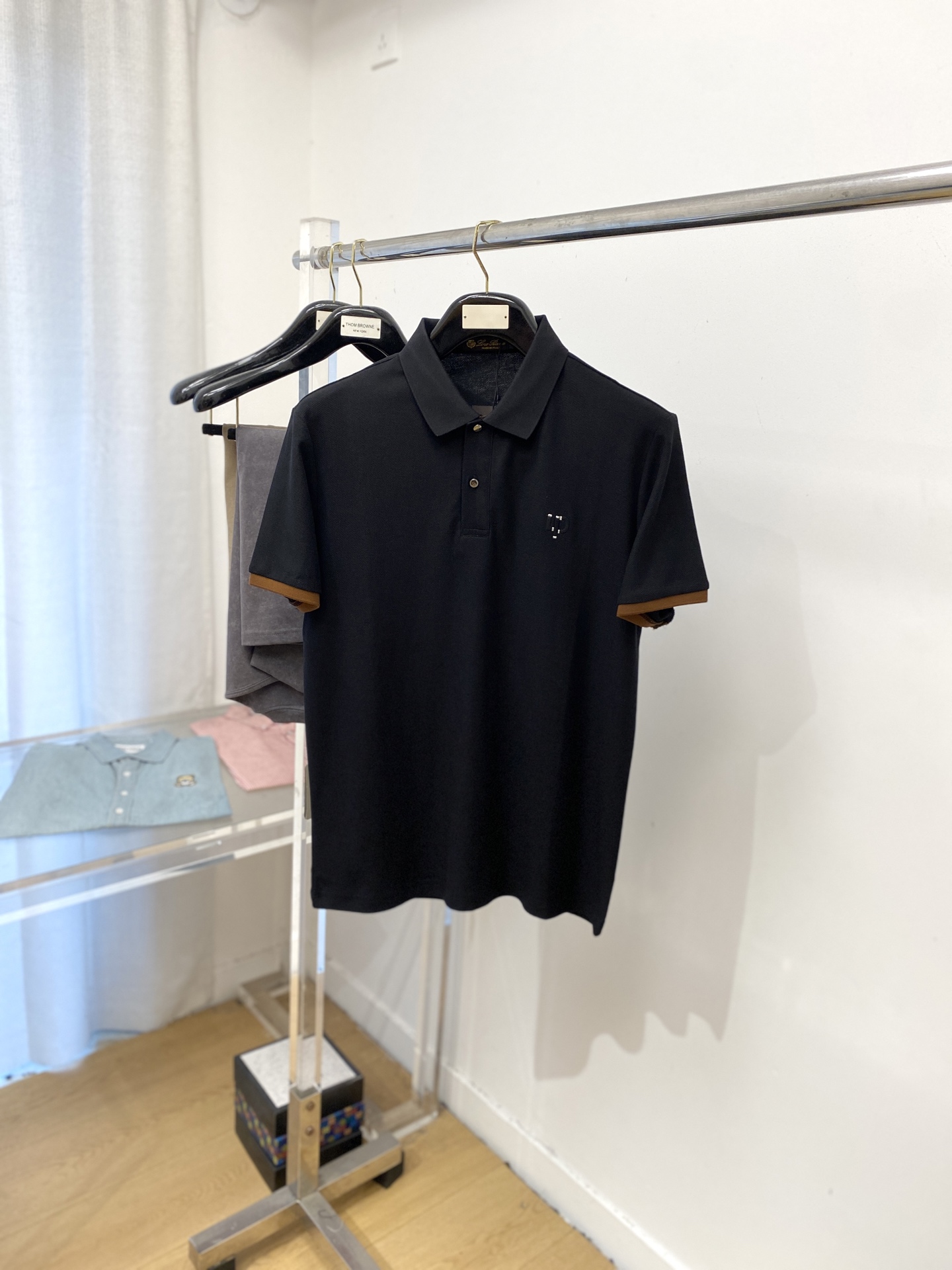 NO:472056,LP, the latest short-sleeved T-shirt in 2025, handsome and fashionable, chest design, embossed and printed letter logo, simple and versatile. Fabric cotton is not only crisp, maintains the trendy silhouette, but also comfortable to wear, and the yarn is more delicate, the number M-3XL, loro piana, T-shirt, tees, t-shirt, alexander wang19860909LP、2025最新款短袖T恤,帅气时尚,胸前设计凹凸印胶字母logo,简约百搭款.面料棉 不仅挺括,保持潮流的廓形,又穿着舒适,纱织更细腻,码数M-3XL,,loro piana,T-shirt,tees，t-shirt,alexander wang,Men's clothing