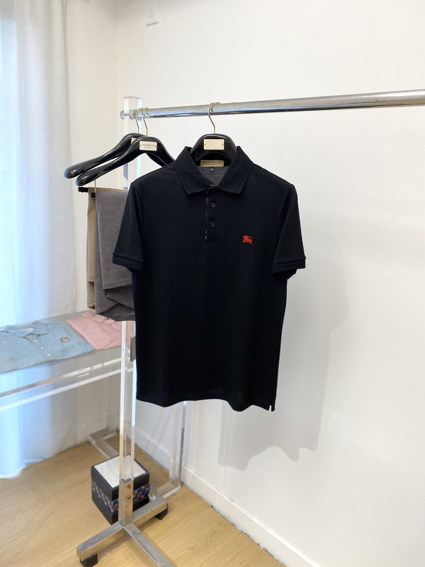 NO:472052,Burberry, the latest short-sleeved T-shirt in 2025, handsome and fashionable, exquisite embroidered pattern logo on the chest, simple and versatile style. The fabric cotton is not only crisp, maintains the trendy silhouette, but also comfortable to wear, and the yarn is more delicate, the number M-3XL, burberry, T-shirt, tees, t-shirt, alexander wang19860909巴宝莉、2025最新款短袖T恤,帅气时尚,胸前精致刺绣图案logo,简约百搭款.面料棉 不仅挺括,保持潮流的廓形,又穿着舒适,纱织更细腻,码数M-3XL,,burberry,T-shirt,tees，t-shirt,alexander wang,Men's clothing