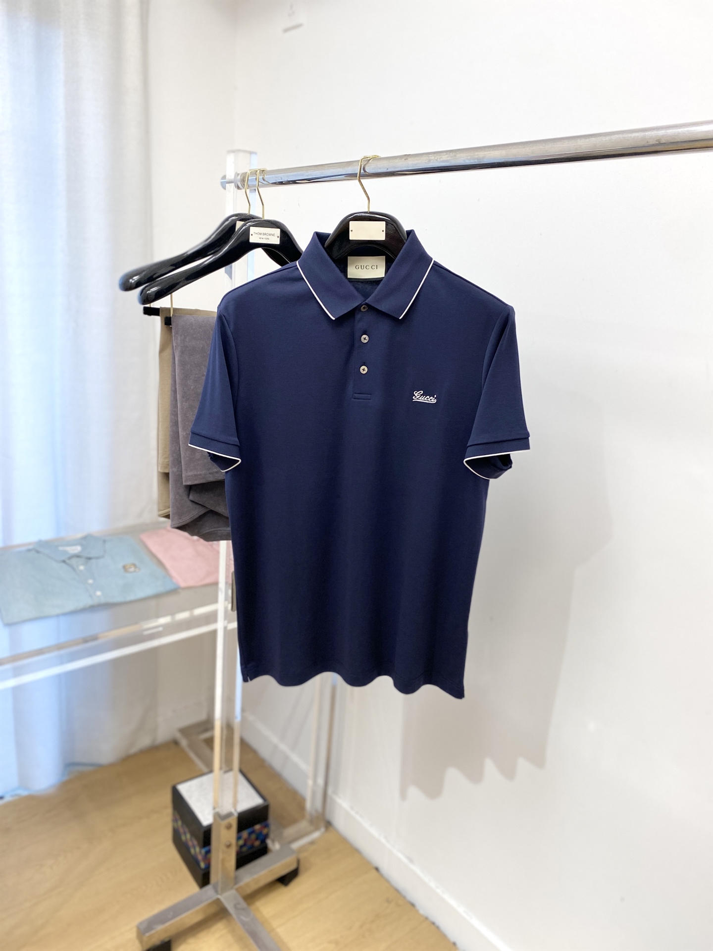 NO:472047,Guqi, the latest short-sleeved T-shirt in 2025, handsome and fashionable, exquisite embroidered letter logo on the chest, simple and versatile style. The fabric cotton is not only crisp, maintains the trendy silhouette, but also comfortable to wear, and the yarn is more delicate, the number M-3XL, T-shirt,tees, t-shirt,alexander wang19860909古奇、2025最新款短袖T恤,帅气时尚,胸前精致刺绣字母logo,简约百搭款.面料棉 不仅挺括,保持潮流的廓形,又穿着舒适,纱织更细腻,码数M-3XL,,T-shirt,tees，t-shirt,alexander wang,Men's clothing