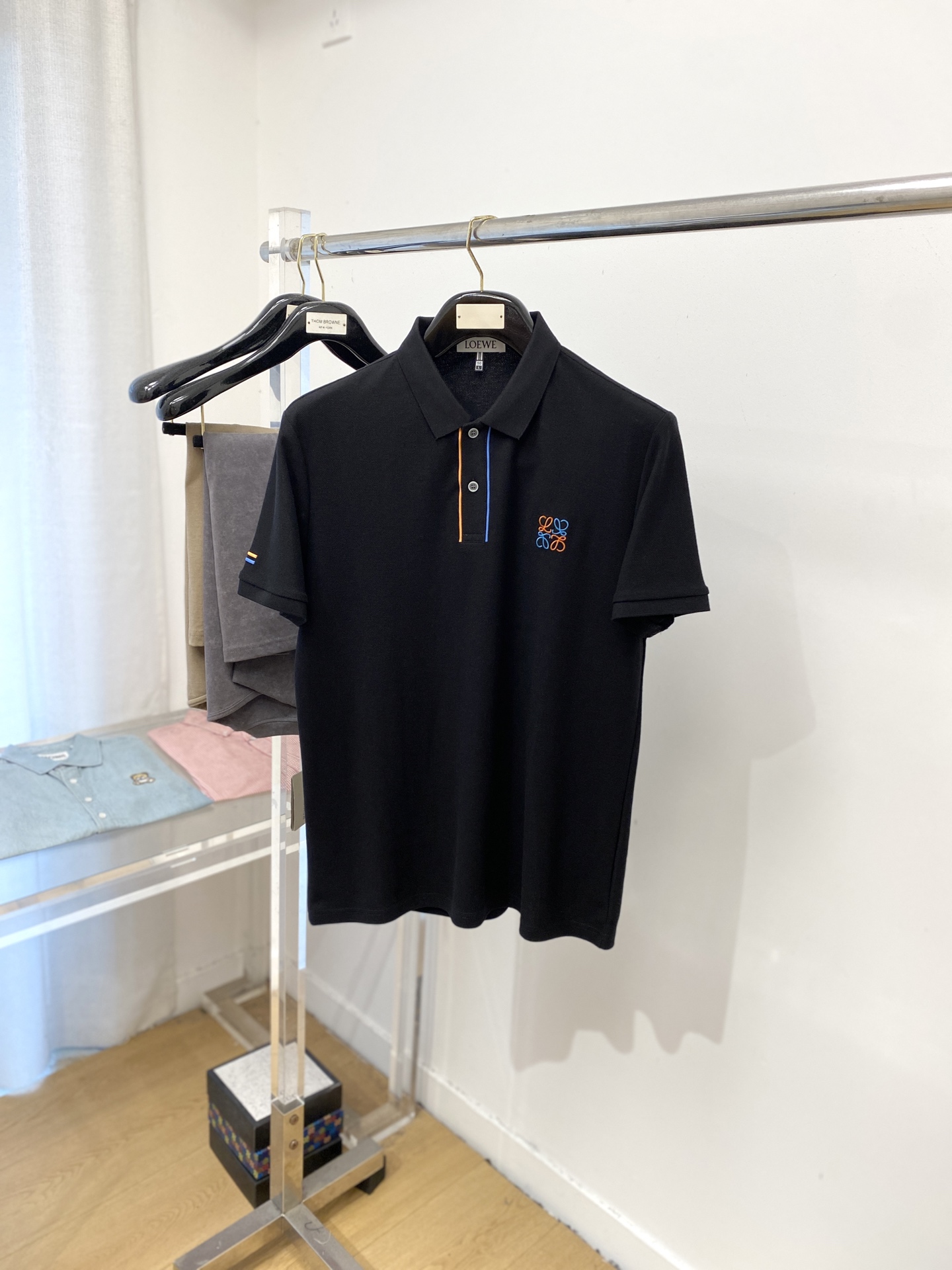 NO:472042,Luo Yiwei, the latest short-sleeved T-shirt in 2025, handsome and fashionable, exquisite embroidered pattern logo on the chest, simple and versatile style. The fabric cotton is not only crisp, maintains the trendy silhouette, but also comfortable to wear, and the yarn is more delicate, the number M-3XL, loewe, T-shirt, tees, t-shirt, alexander wang19860909罗意威、2025最新款短袖T恤,帅气时尚,胸前精致刺绣图案logo,简约百搭款.面料棉 不仅挺括,保持潮流的廓形,又穿着舒适,纱织更细腻,码数M-3XL,,loewe,T-shirt,tees，t-shirt,alexander wang,Men's clothing