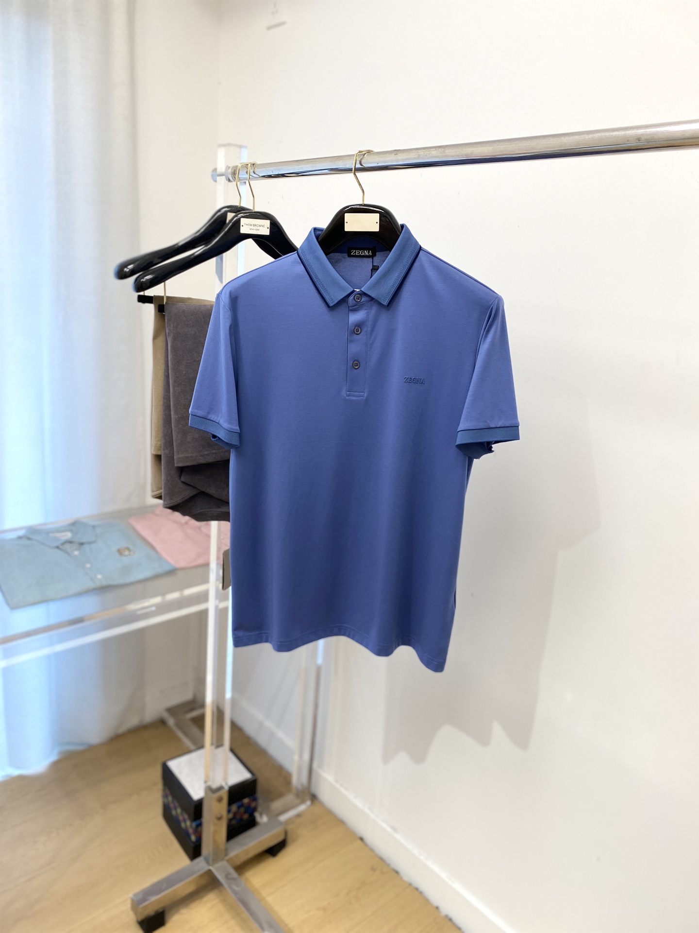 NO:472022,Zenia, the latest short-sleeved T-shirt in 2025, handsome and fashionable, top-grade printed letter logo on the chest, simple and versatile style. The fabric cotton is not only crisp, maintains the trendy silhouette, but also comfortable to wear, and the yarn is more delicate, the number M-3XL, zegna, T-shirt, tees, t-shirt, alexander wang19860909杰尼亚、2025最新款短袖T恤,帅气时尚,胸前顶级印胶字母logo,简约百搭款.面料棉 不仅挺括,保持潮流的廓形,又穿着舒适,纱织更细腻,码数M-3XL,,zegna,T-shirt,tees，t-shirt,alexander wang,Men's clothing