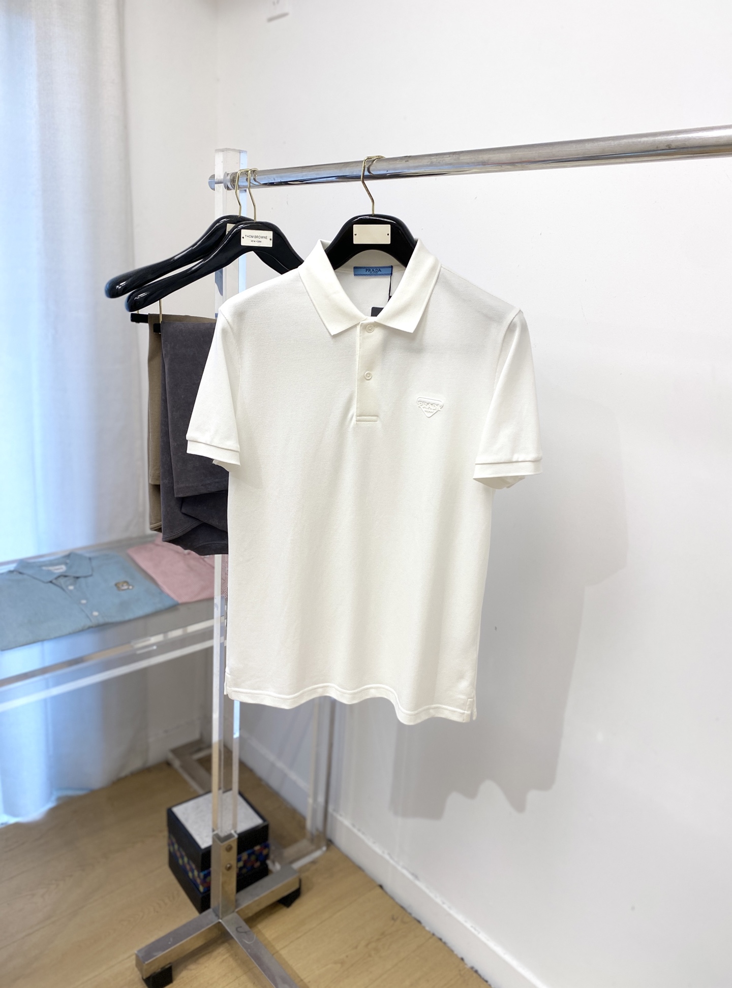 NO:472028,Prada, the latest short-sleeved T-shirt in 2025, handsome and fashionable, top-grade embroidered and printed letter logo on the chest, simple and versatile style. The fabric cotton is not only crisp, maintains the trendy silhouette, but also comfortable to wear, and the yarn is more delicate, the number M-3XL, prada, T-shirt,tees, t-shirt,alexander wang19860909普拉达、2025最新款短袖T恤,帅气时尚,胸前顶级刺绣印胶字母logo,简约百搭款.面料棉 不仅挺括,保持潮流的廓形,又穿着舒适,纱织更细腻,码数M-3XL,,prada,T-shirt,tees，t-shirt,alexander wang,Men's clothing