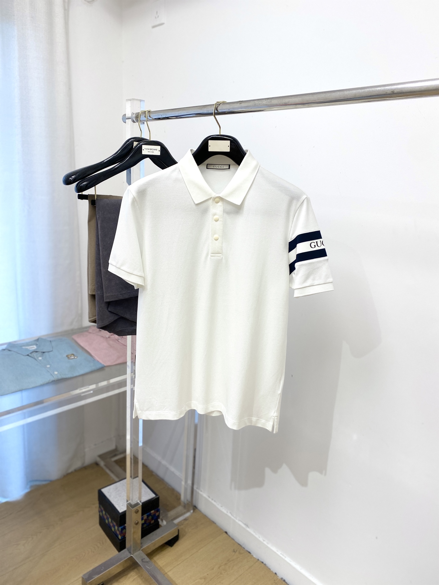 NO:472034,Guqi, the latest short-sleeved T-shirt in 2025, handsome and fashionable, top-grade printed letter logo on the cuffs, simple and versatile style. The fabric cotton is not only crisp, maintains the trendy silhouette, but also comfortable to wear, and the yarn is more delicate, the number M-3XL, T-shirt,tees, t-shirt,alexander wang19860909古奇、2025最新款短袖T恤,帅气时尚,袖口顶级印胶字母logo,简约百搭款.面料棉 不仅挺括,保持潮流的廓形,又穿着舒适,纱织更细腻,码数M-3XL,,T-shirt,tees，t-shirt,alexander wang,Men's clothing