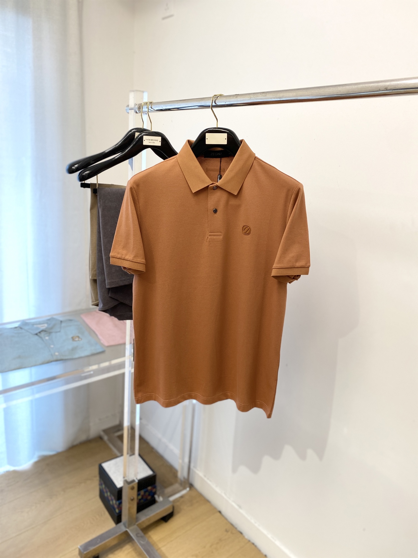 NO:501338,Zenia, the latest short-sleeved T-shirt in 2025, handsome and fashionable, top-grade printed letter logo on the chest, simple and versatile style. The fabric cotton is not only crisp, maintains the trendy silhouette, but also comfortable to wear, and the yarn is more delicate, the number M-3XL, zegna, T-shirt, tees, t-shirt, alexander wang19860909杰尼亚、2025最新款短袖T恤,帅气时尚,胸前顶级印胶字母logo,简约百搭款.面料棉 不仅挺括,保持潮流的廓形,又穿着舒适,纱织更细腻,码数M-3XL,,zegna,T-shirt,tees，t-shirt,alexander wang,Men's clothing