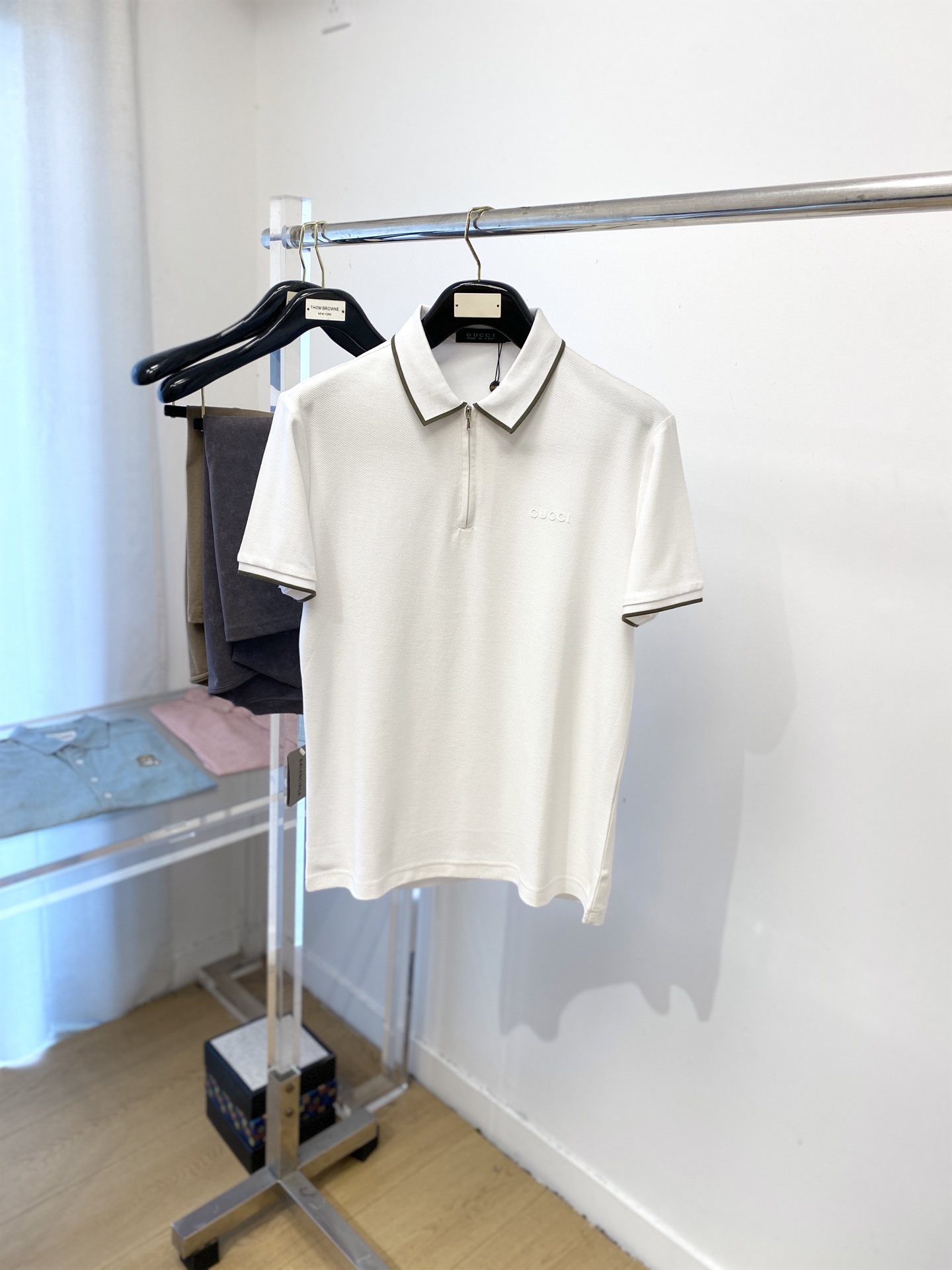 NO:472972,Guqi, the latest short-sleeved T-shirt in 2025, handsome and fashionable, top-grade printed letter logo on the chest, simple and versatile style. The fabric cotton is not only crisp, maintains the trendy silhouette, and is also comfortable to wear, and the yarn is more delicate, the number M-3XL, T-shirt,tees, t-shirt,alexander wang19860909古奇、2025最新款短袖T恤,帅气时尚,胸前顶级印胶字母logo,简约百搭款.面料棉 不仅挺括,保持潮流的廓形,又穿着舒适,纱织更细腻,码数M-3XL,,T-shirt,tees，t-shirt,alexander wang,Men's clothing