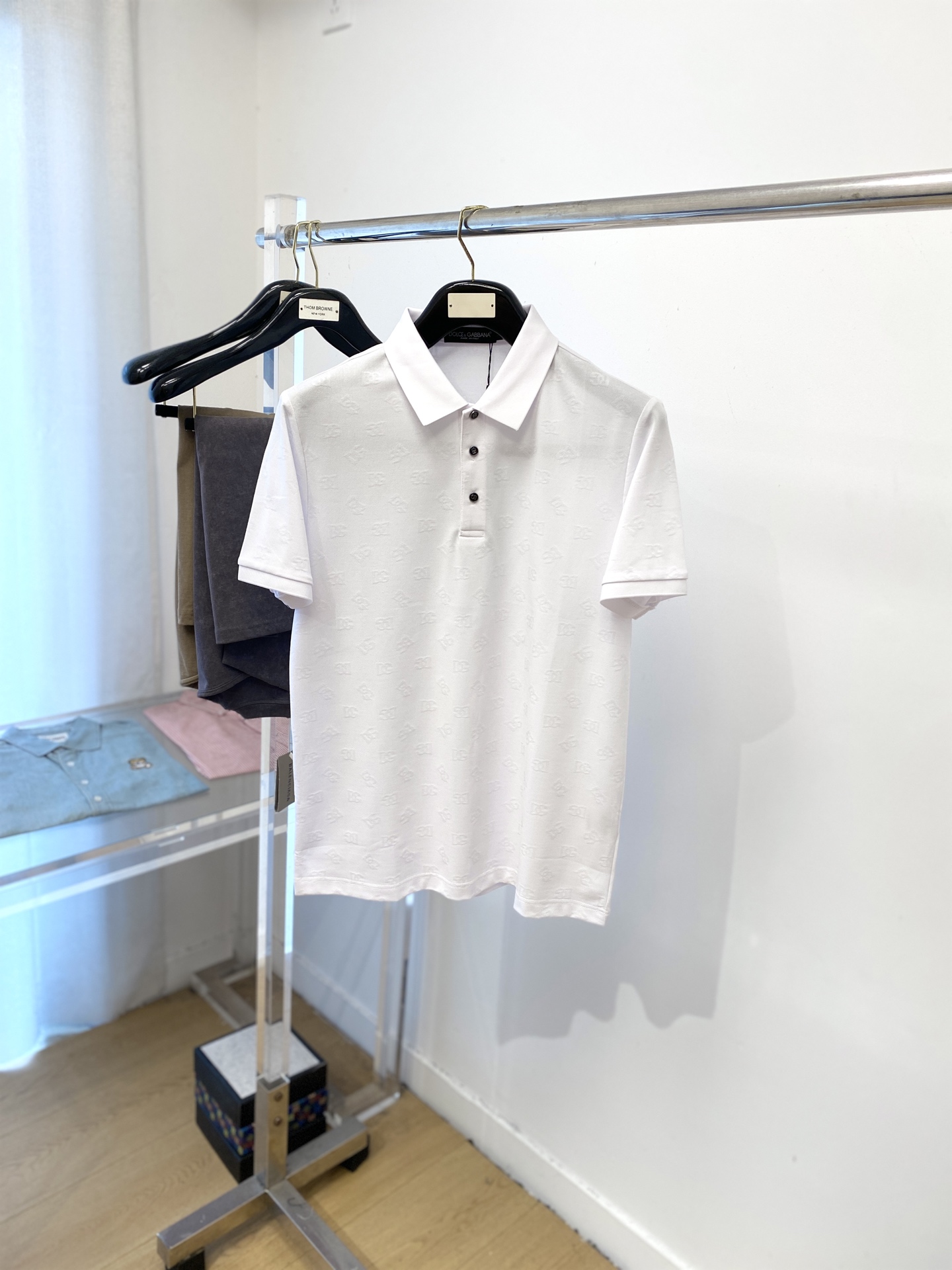 NO:472978,DG, the latest short-sleeved T-shirt in 2025, handsome and fashionable, top-level digital positioning and woven letter logo, simple and versatile style. The fabric cotton is not only crisp, maintains the trendy silhouette, but also comfortable to wear, and the yarn is more delicate, the number M-3XL, T-shirt,tees, t-shirt,alexander wang19860909DG、2025最新款短袖T恤,帅气时尚,顶级数码定位定织字母logo,简约百搭款.面料棉 不仅挺括,保持潮流的廓形,又穿着舒适,纱织更细腻,码数M-3XL,,T-shirt,tees，t-shirt,alexander wang,Men's clothing