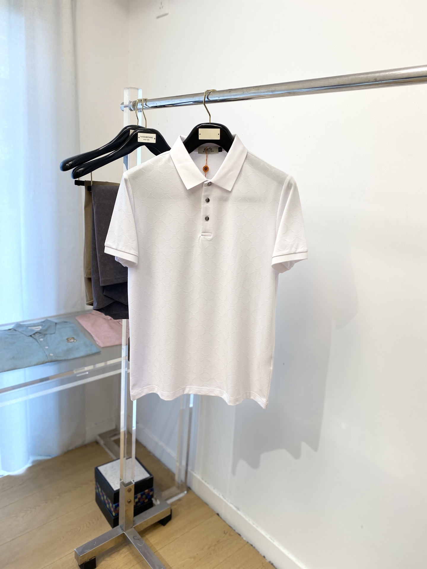 NO:476890,Hermes, the latest short-sleeved T-shirt in 2025, handsome and fashionable, digital positioning and woven letter logo, simple and versatile style. Fabric cotton is not only crisp, maintains the trendy silhouette, but also comfortable to wear, and the yarn is more delicate, code M-3XL, hermes, T-shirt,tees, t-shirt,alexander wang19860909爱马仕、2025最新款短袖T恤,帅气时尚,数码定位定织字母logo,简约百搭款.面料棉 不仅挺括,保持潮流的廓形,又穿着舒适,纱织更细腻,码数M-3XL,,hermes,T-shirt,tees，t-shirt,alexander wang,Men's clothing