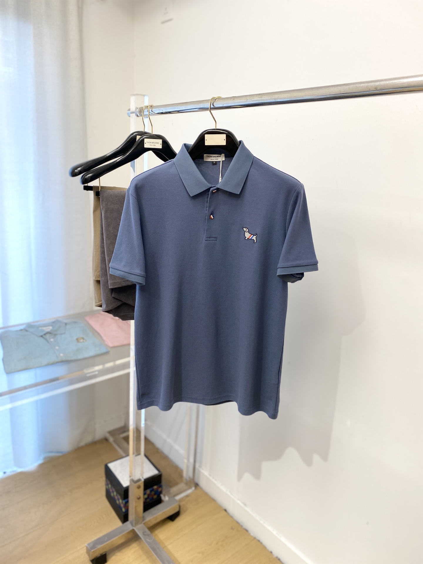 NO:476870,TB, the latest short-sleeved T-shirt in 2025, handsome and fashionable, exquisite embroidered pattern logo on the chest, simple and versatile style. The fabric cotton is not only crisp, maintains the trendy silhouette, but also comfortable to wear, and the yarn is more delicate, the number M-3XL, T-shirt,tees, t-shirt,alexander wang19860909TB、2025最新款短袖T恤,帅气时尚,胸前精致刺绣图案logo,简约百搭款.面料棉 不仅挺括,保持潮流的廓形,又穿着舒适,纱织更细腻,码数M-3XL,,T-shirt,tees，t-shirt,alexander wang,Men's clothing