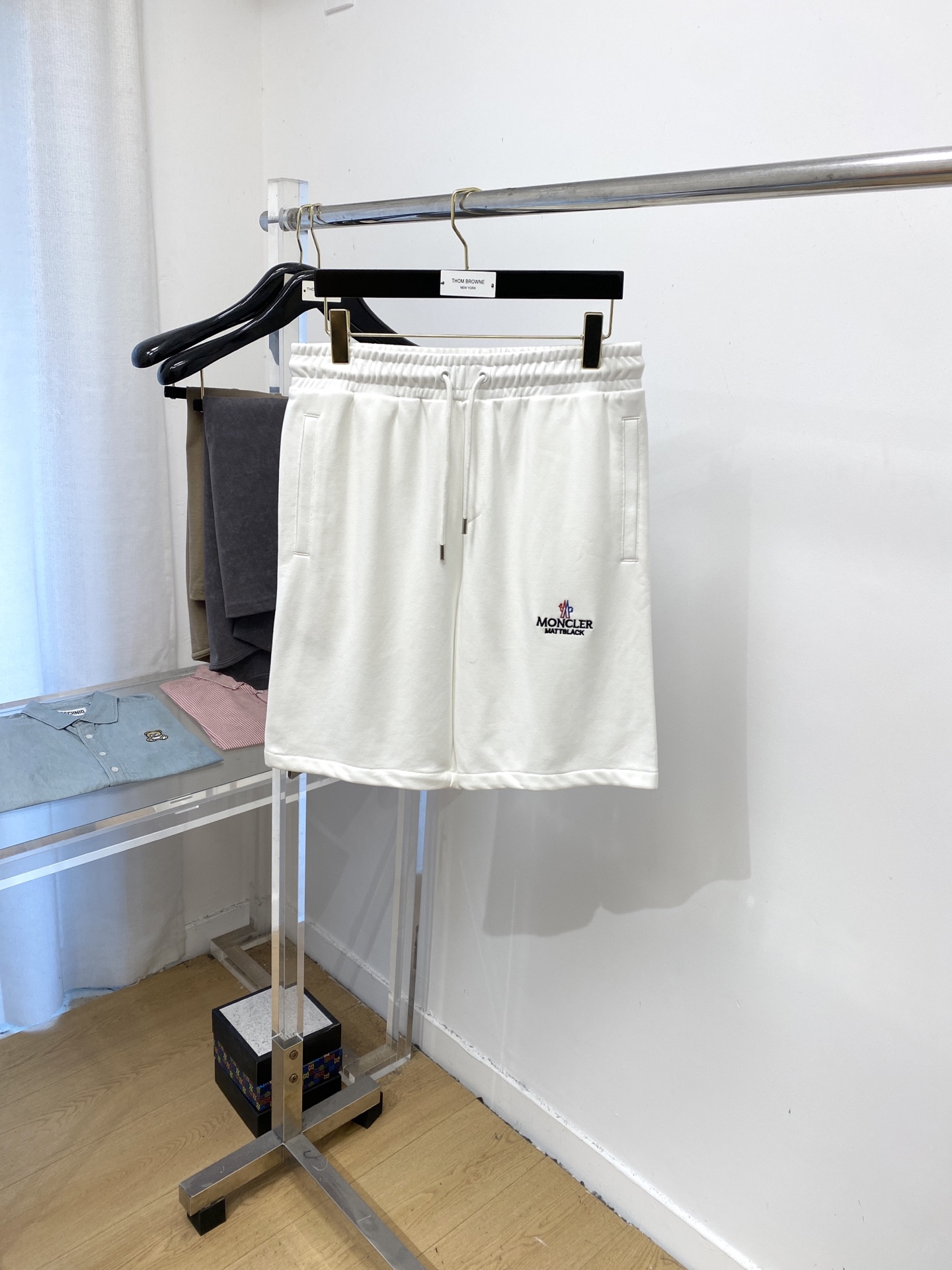 NO:476887,The 2025 hot casual shorts are very elastic and slimming. They are simple and versatile. They are finely made and can be seen with care. They are so popular that they can be seen with great care. Many celebrities and internet celebrities love each one. They lengthen their body proportions!  Micro-spin ^_^Comfortable fabric Details M-3XL, Moncler, shorts, alexander wang19860909蒙口、2025爆款休闲短裤 高弹显瘦必爆简约百搭爆款,做工精细,每一针都看得到用心,超多明星网红最爱 拉长身材比例哦！微弹 ^_^舒适面料 细节体码数M-3XL,,Moncler,shorts,alexander wang,Men's clothing