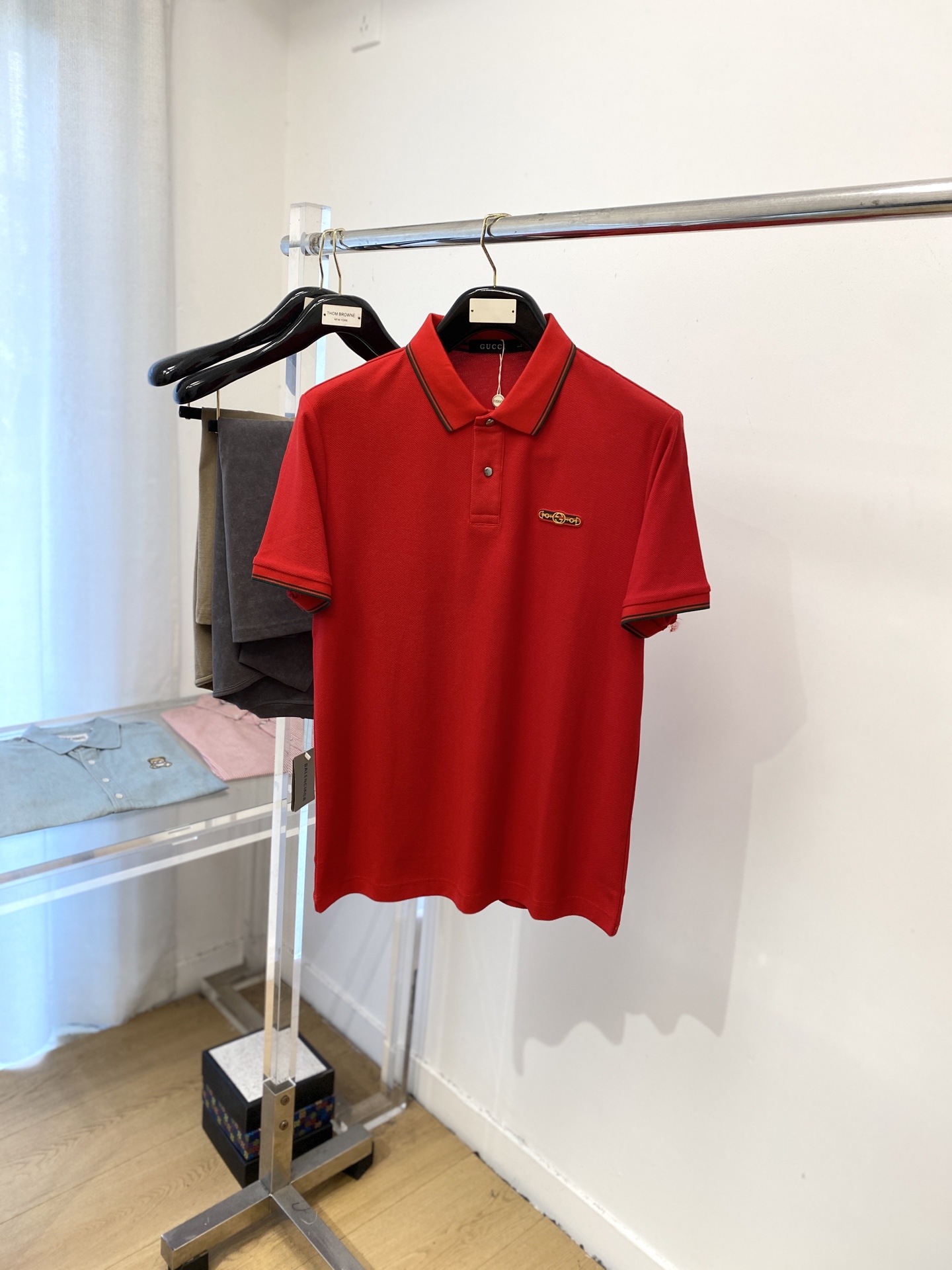 NO:476927,Guqi, the latest short-sleeved T-shirt in 2025, handsome and fashionable, chest design, bump-printed letter logo, simple and versatile style. The fabric cotton is not only crisp, maintains the trendy silhouette, and is comfortable to wear, and the yarn is more delicate, the number M-3XL, T-shirt,tees, t-shirt,alexander wang19860909古奇、2025最新款短袖T恤,帅气时尚,胸前设计凹凸印胶字母logo,简约百搭款.面料棉 不仅挺括,保持潮流的廓形,又穿着舒适,纱织更细腻,码数M-3XL,,T-shirt,tees，t-shirt,alexander wang,Men's clothing