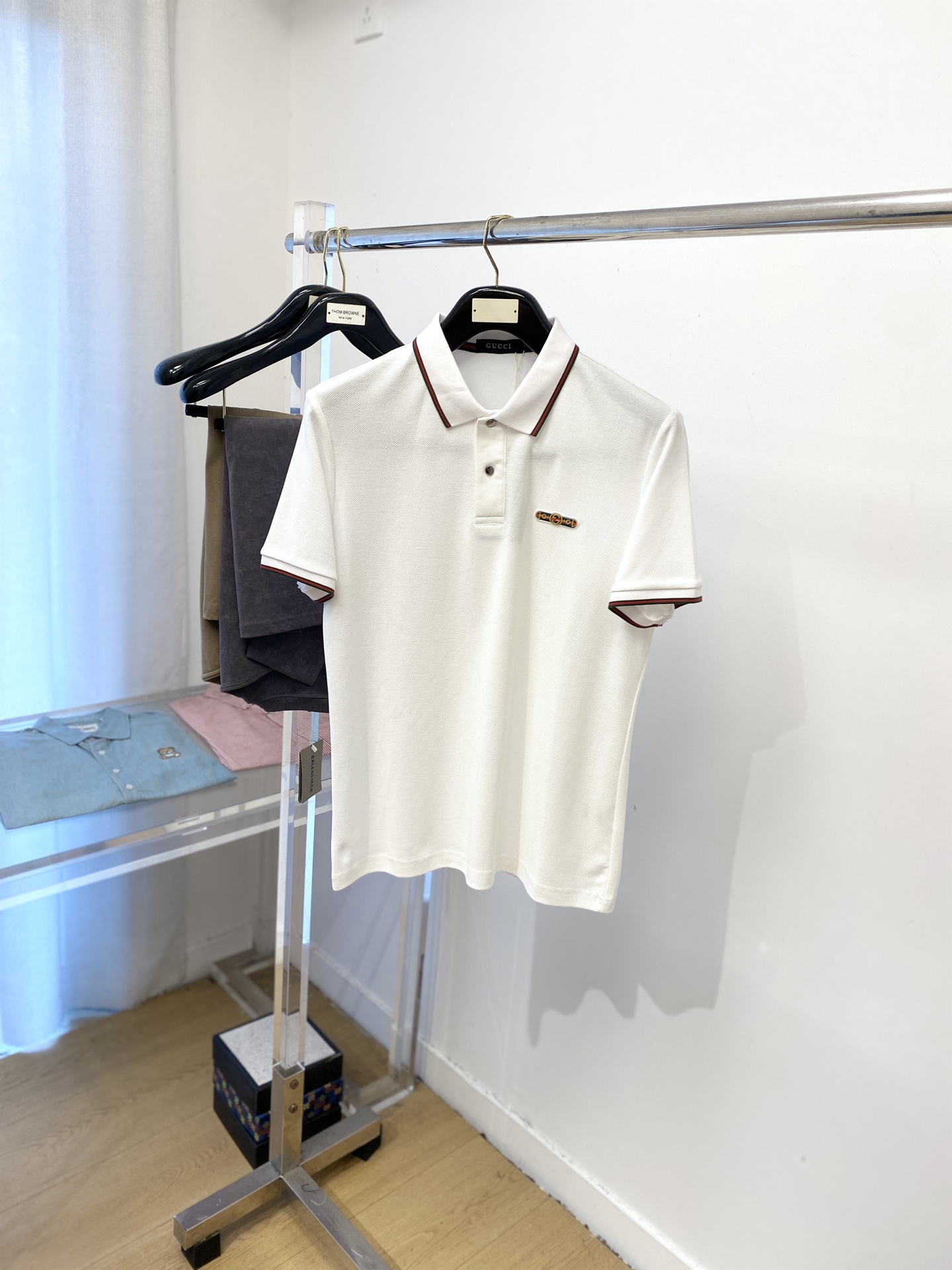 NO:478250,Guqi, the latest short-sleeved T-shirt in 2025, handsome and fashionable, chest design, bump-printed letter logo, simple and versatile style. The fabric cotton is not only crisp, maintains the trendy silhouette, and is comfortable to wear, and the yarn is more delicate, the number M-3XL, T-shirt,tees, t-shirt,alexander wang19860909古奇、2025最新款短袖T恤,帅气时尚,胸前设计凹凸印胶字母logo,简约百搭款.面料棉 不仅挺括,保持潮流的廓形,又穿着舒适,纱织更细腻,码数M-3XL,,T-shirt,tees，t-shirt,alexander wang,Men's clothing