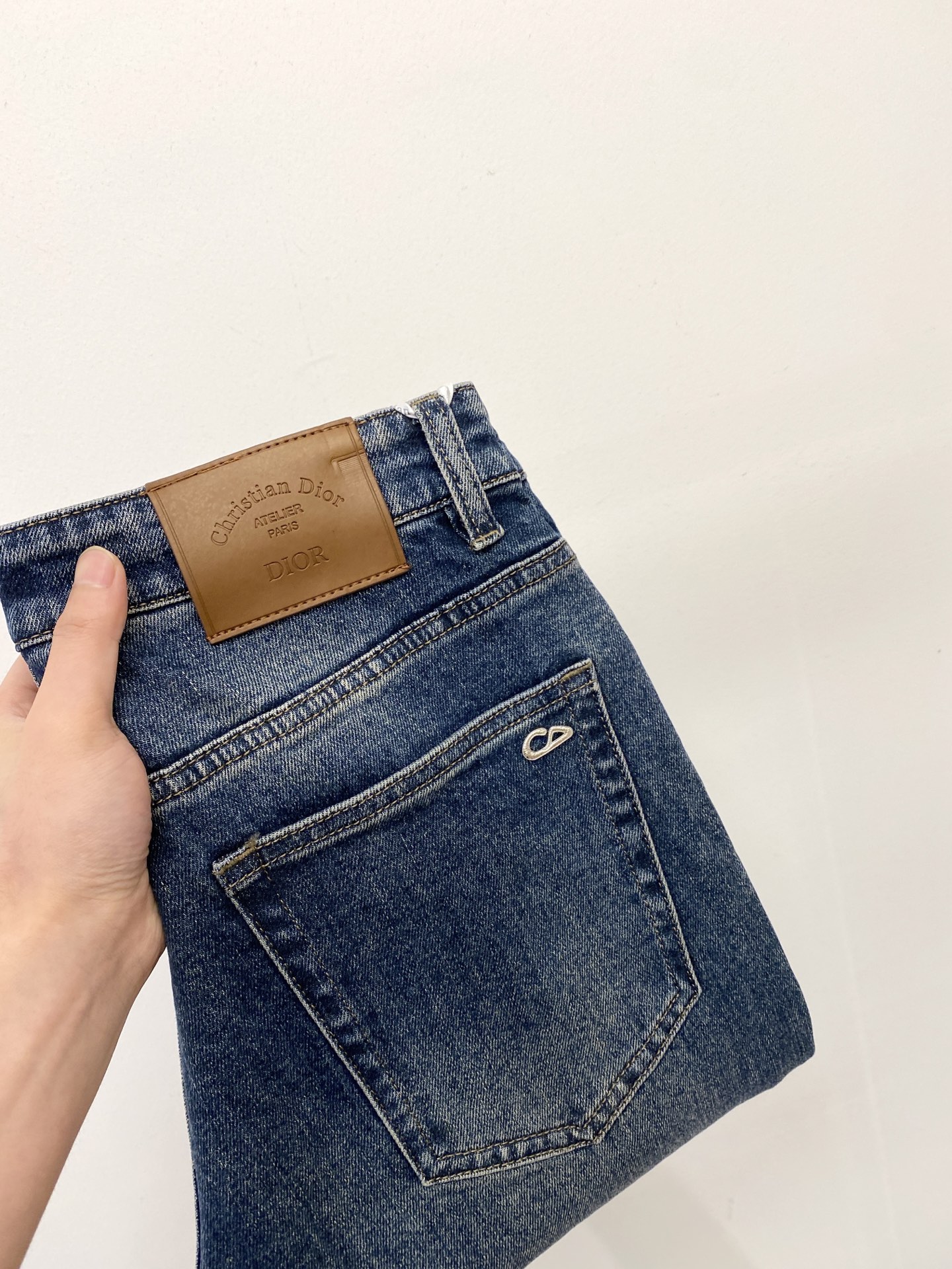 NO:478300,Dior, 2025 latest products, special counters are available at the same time, original singles, washable casual jeans, imported original washing elastic fabric, comfortable and elastic, original hardware and auxiliary decorative logo, super positive style, extremely high grade, counter quality, fashionable and stylish upper body, 29-38,,dior,jeans,alexander wang19860909迪奥、2025最新品,专柜同步有售,原单狠货,水洗休闲牛仔裤,进口原版水洗弹力面料,舒适有弹性,原版五金辅料装饰logo,版型超正,档次极高,专柜品质,上身时尚有型,码数29-38,,dior,jeans,alexander wang,Men's clothing