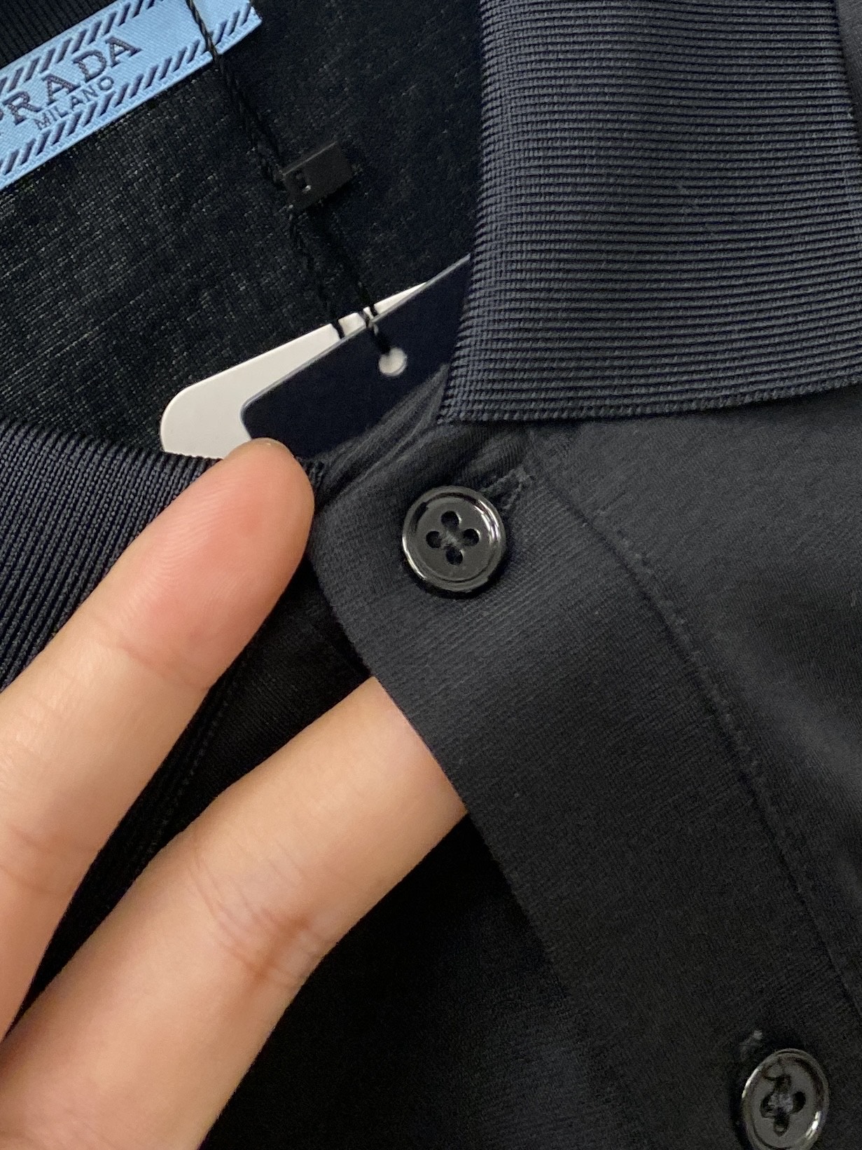 普拉达、2025最新款短袖T恤，帅气时尚，胸前顶级印胶字母logo，简约百搭款。面料棉 不仅挺括，保持潮