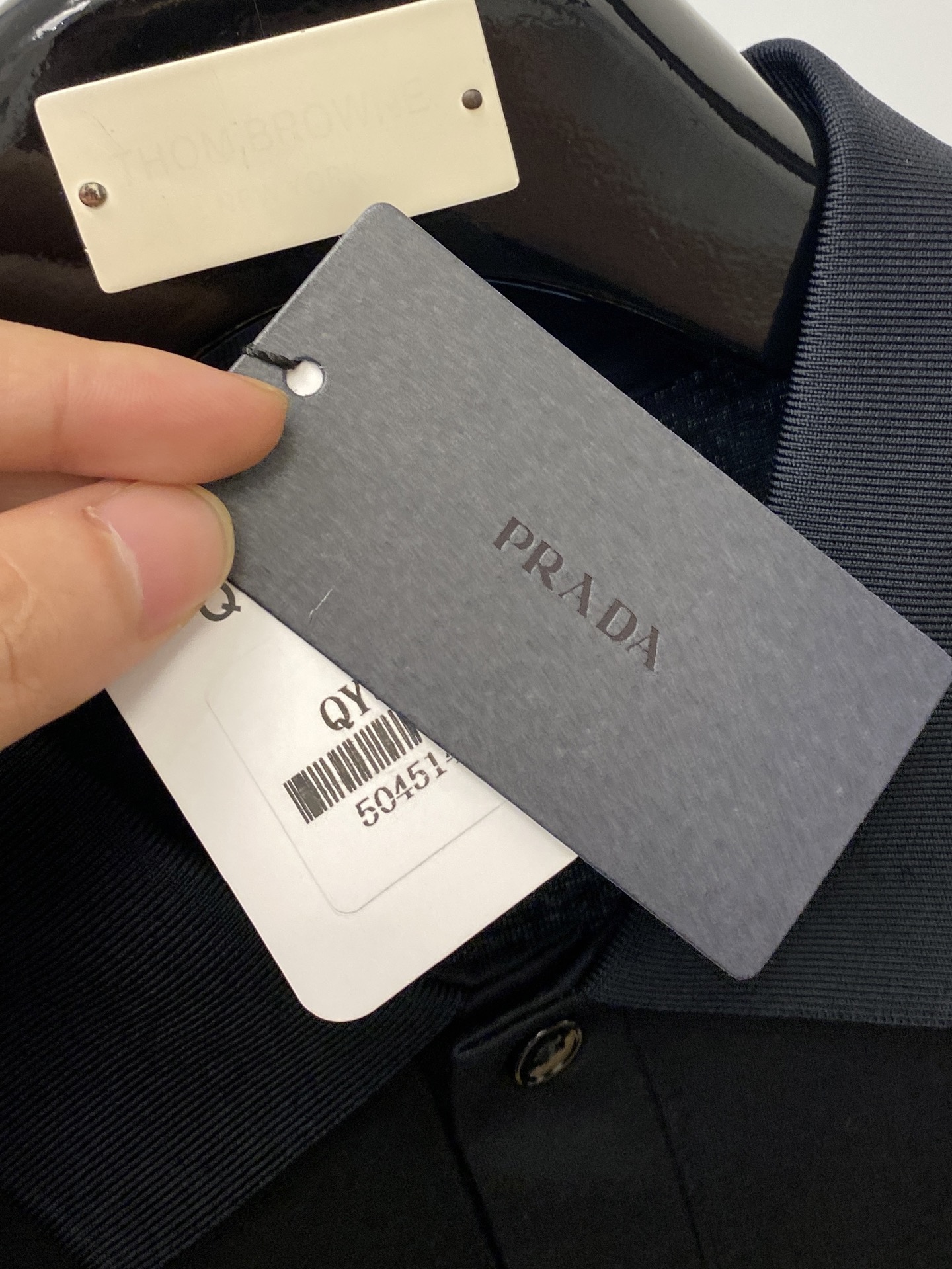 普拉达、2025最新款短袖T恤，帅气时尚，胸前顶级印胶字母logo，简约百搭款。面料棉 不仅挺括，保持潮