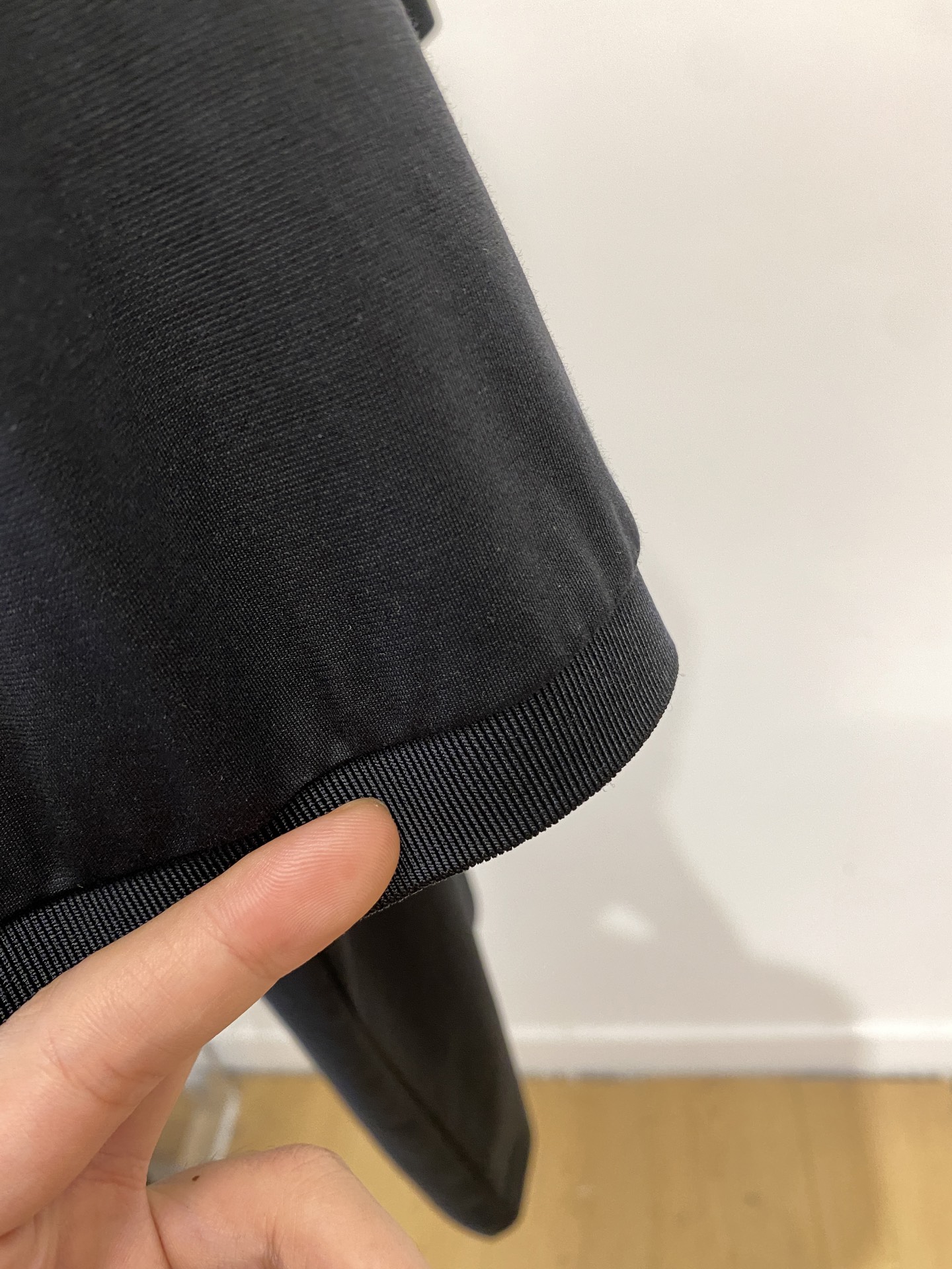 普拉达、2025最新款短袖T恤，帅气时尚，胸前顶级印胶字母logo，简约百搭款。面料棉 不仅挺括，保持潮