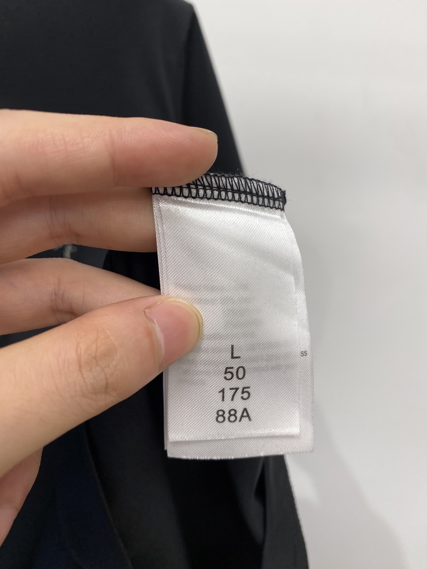 普拉达、2025最新款短袖T恤，帅气时尚，胸前顶级印胶字母logo，简约百搭款。面料棉 不仅挺括，保持潮