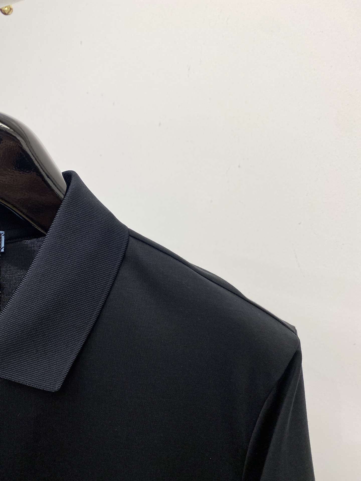 普拉达、2025最新款短袖T恤，帅气时尚，胸前顶级印胶字母logo，简约百搭款。面料棉 不仅挺括，保持潮