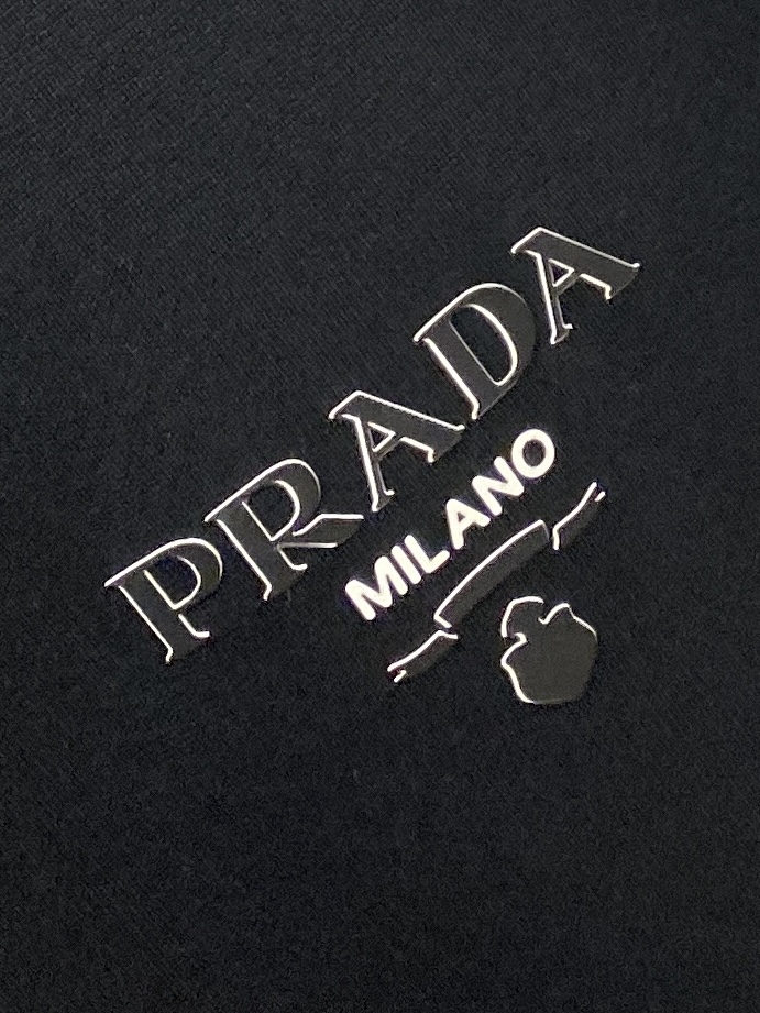 普拉达、2025最新款短袖T恤，帅气时尚，胸前顶级印胶字母logo，简约百搭款。面料棉 不仅挺括，保持潮