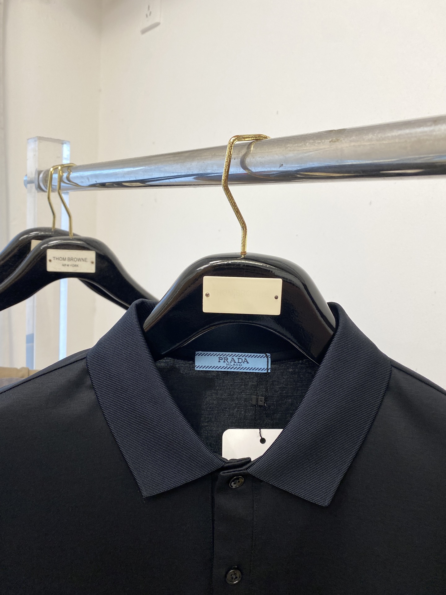 普拉达、2025最新款短袖T恤，帅气时尚，胸前顶级印胶字母logo，简约百搭款。面料棉 不仅挺括，保持潮