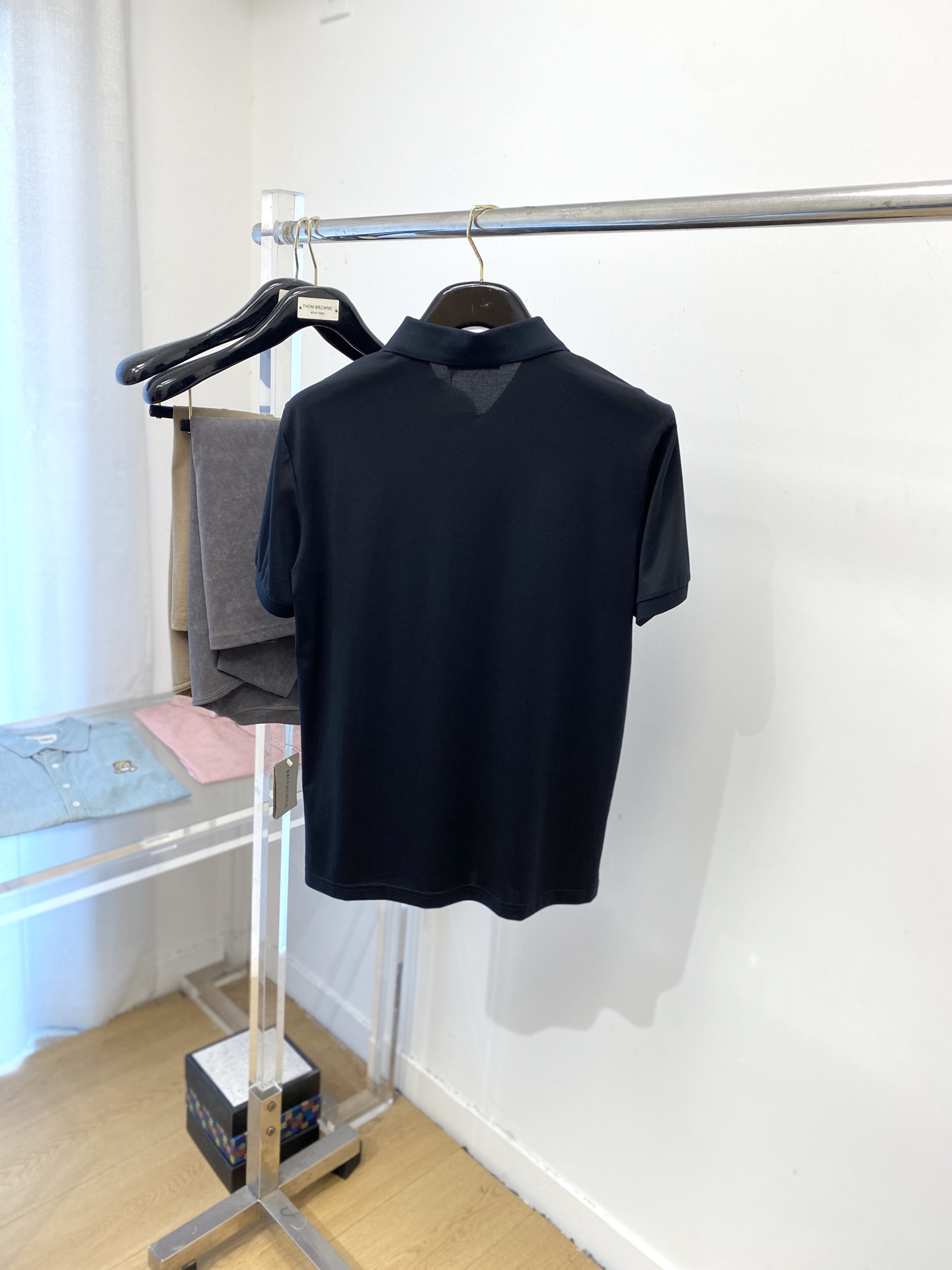 普拉达、2025最新款短袖T恤，帅气时尚，胸前顶级印胶字母logo，简约百搭款。面料棉 不仅挺括，保持潮