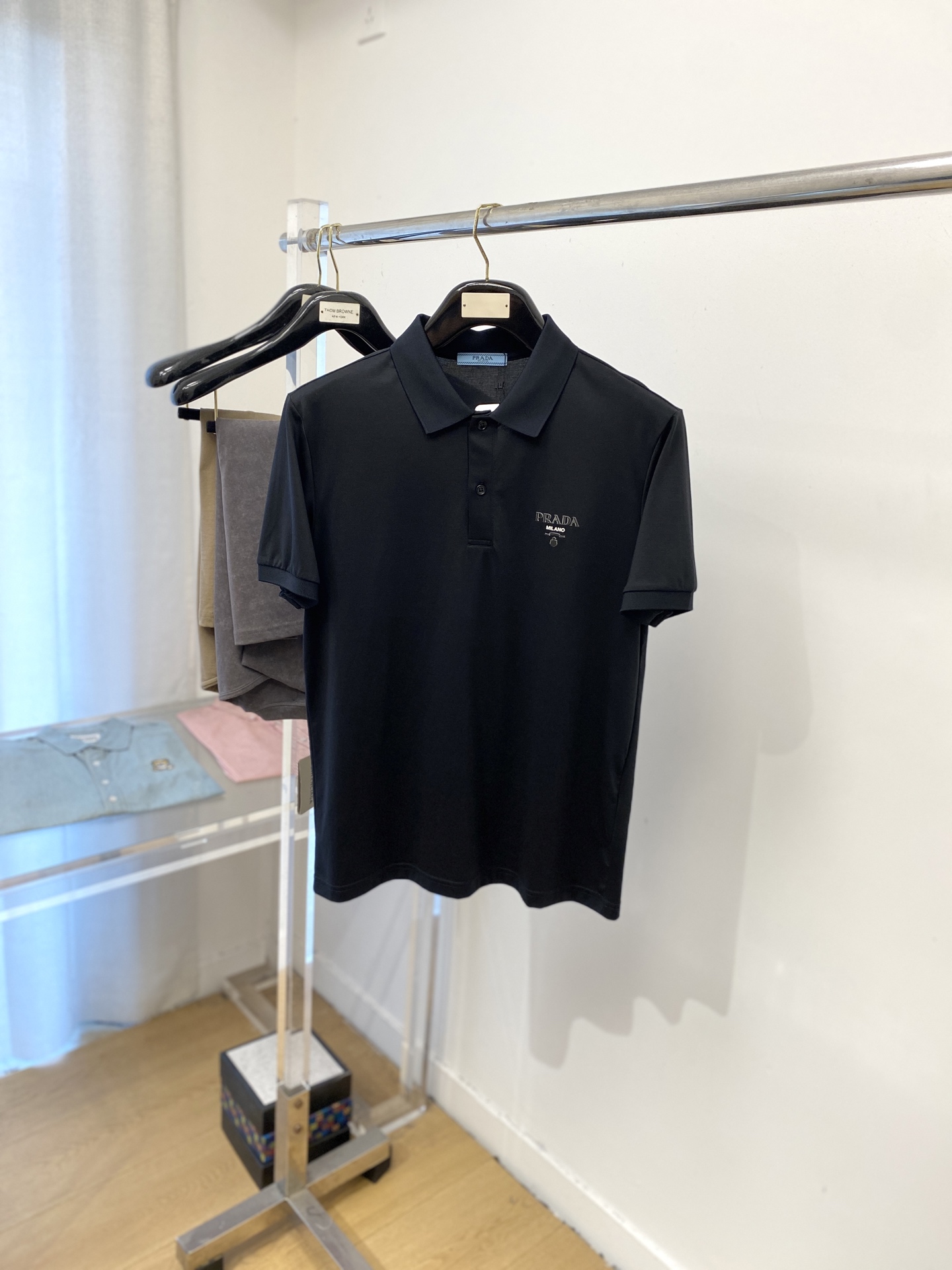 普拉达、2025最新款短袖T恤，帅气时尚，胸前顶级印胶字母logo，简约百搭款。面料棉 不仅挺括，保持潮