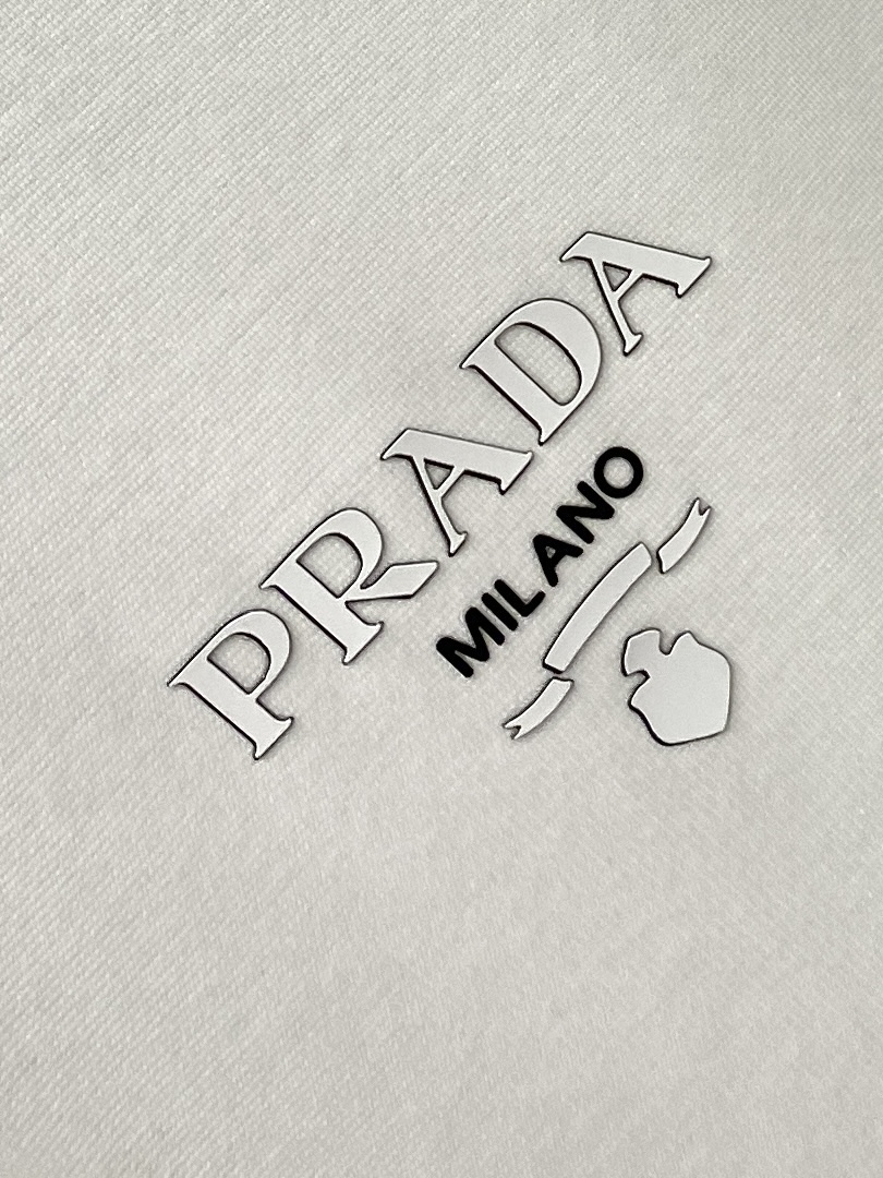 普拉达、2025最新款短袖T恤，帅气时尚，胸前顶级印胶字母logo，简约百搭款。面料棉 不仅挺括，保持潮