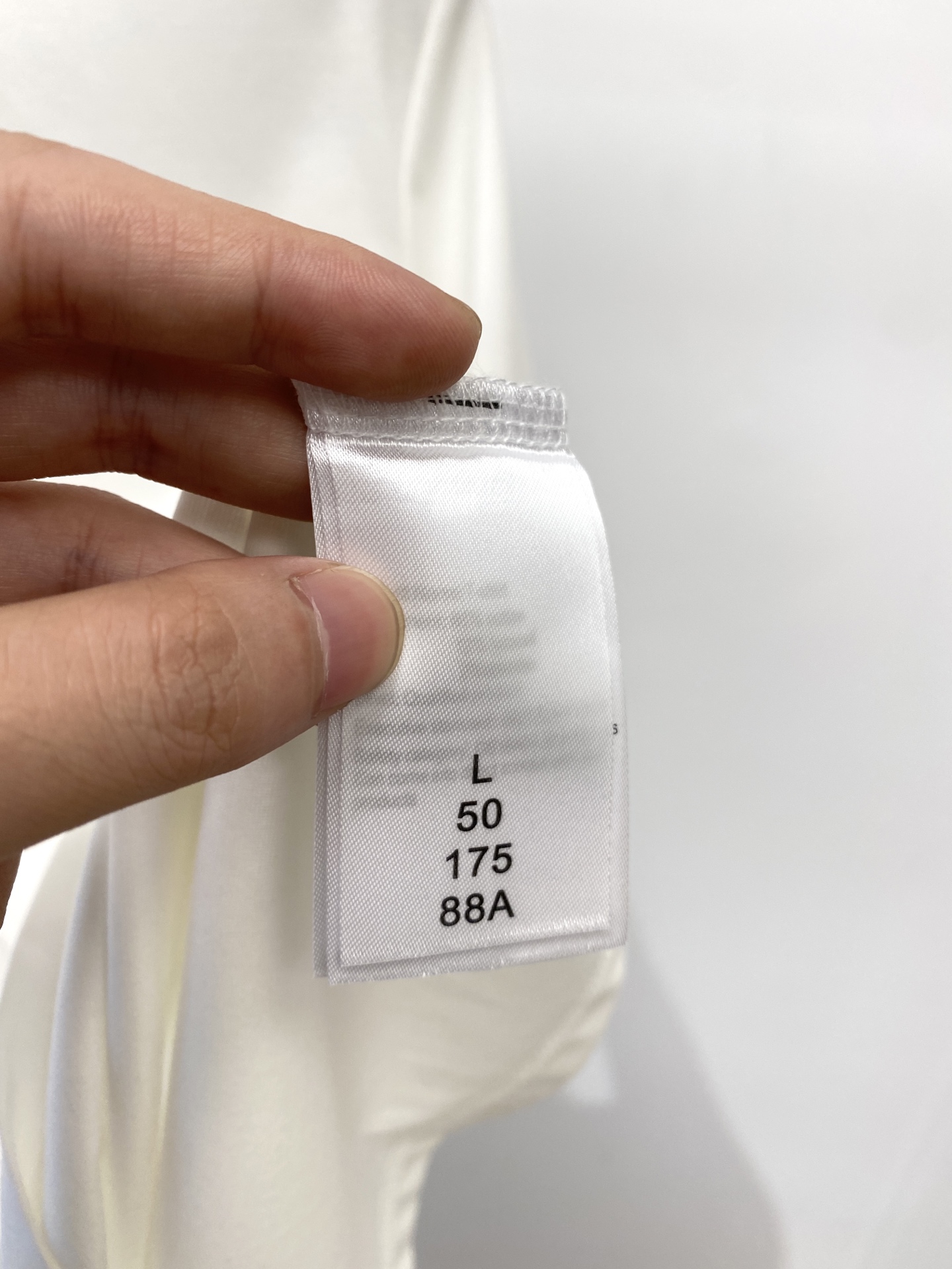 普拉达、2025最新款短袖T恤，帅气时尚，胸前顶级印胶字母logo，简约百搭款。面料棉 不仅挺括，保持潮