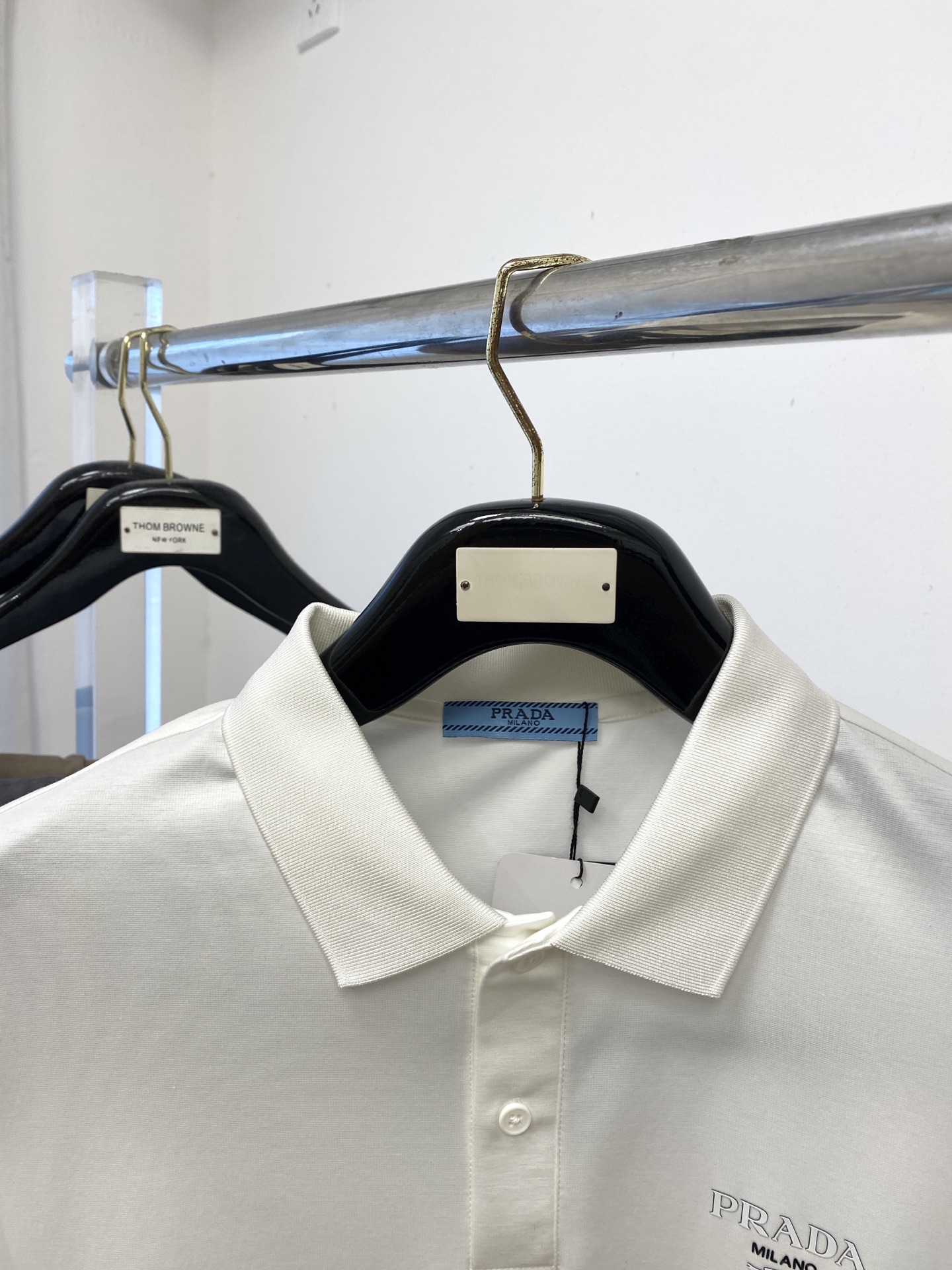 普拉达、2025最新款短袖T恤，帅气时尚，胸前顶级印胶字母logo，简约百搭款。面料棉 不仅挺括，保持潮