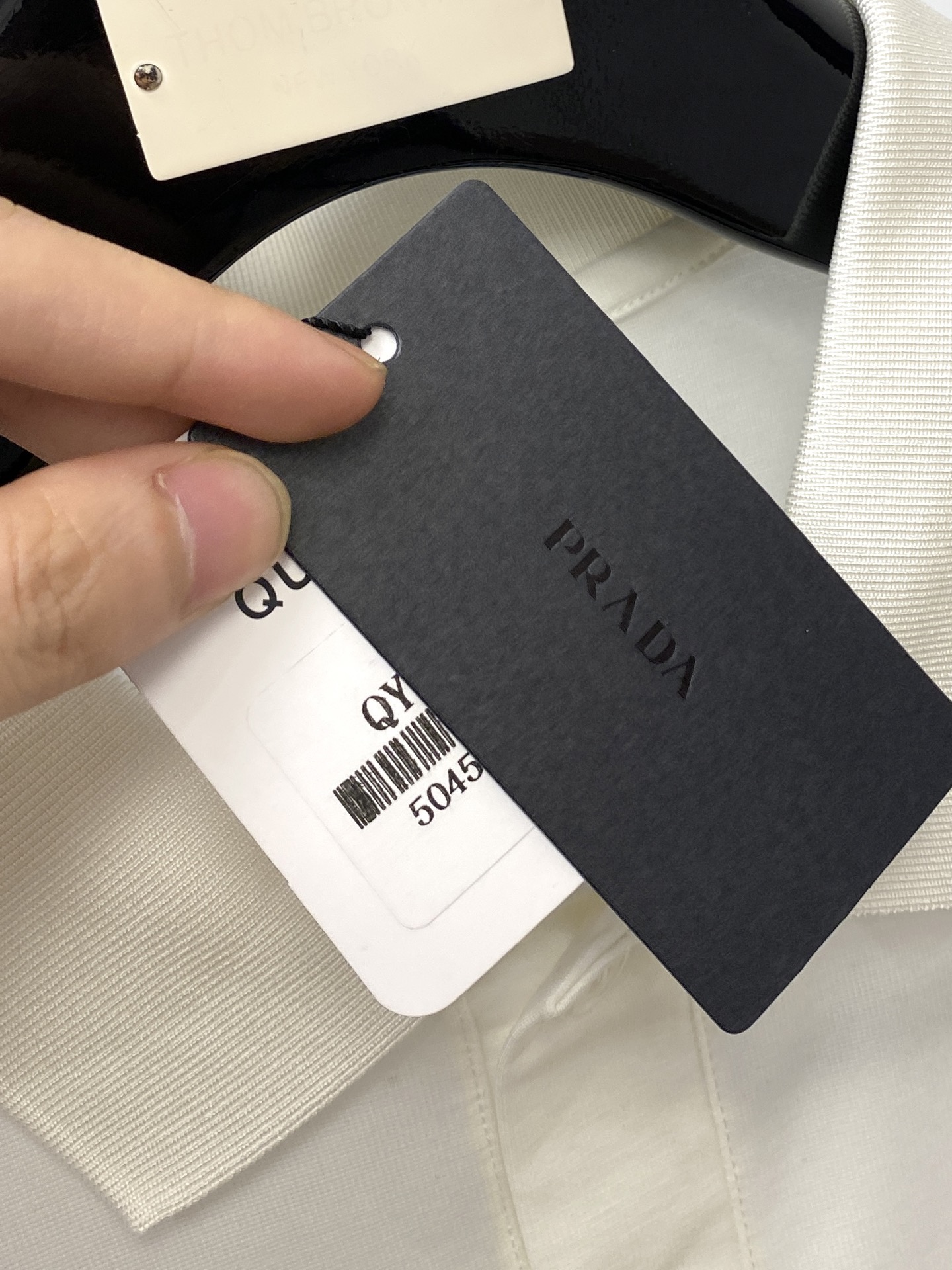 普拉达、2025最新款短袖T恤，帅气时尚，胸前顶级印胶字母logo，简约百搭款。面料棉 不仅挺括，保持潮