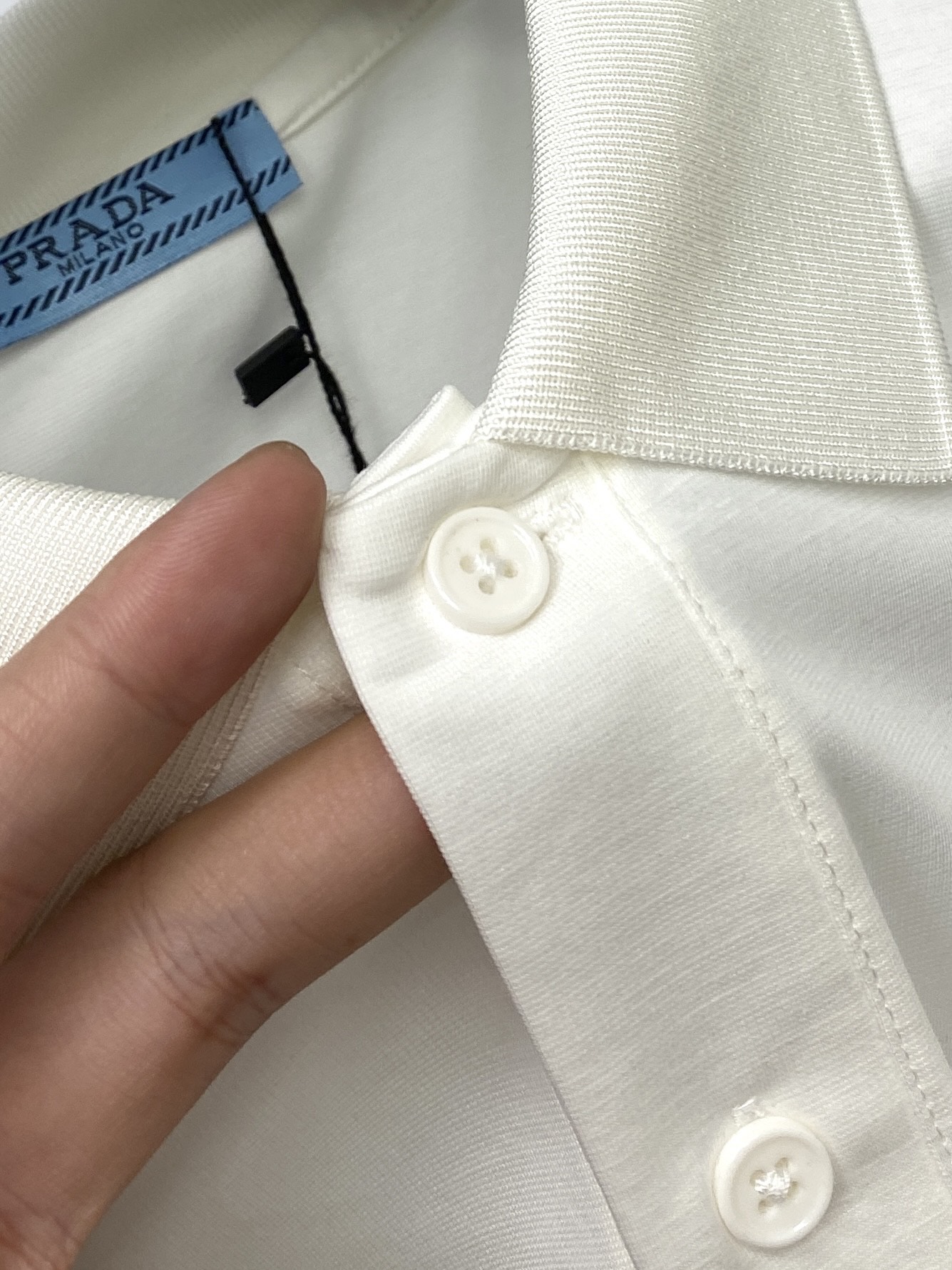 普拉达、2025最新款短袖T恤，帅气时尚，胸前顶级印胶字母logo，简约百搭款。面料棉 不仅挺括，保持潮