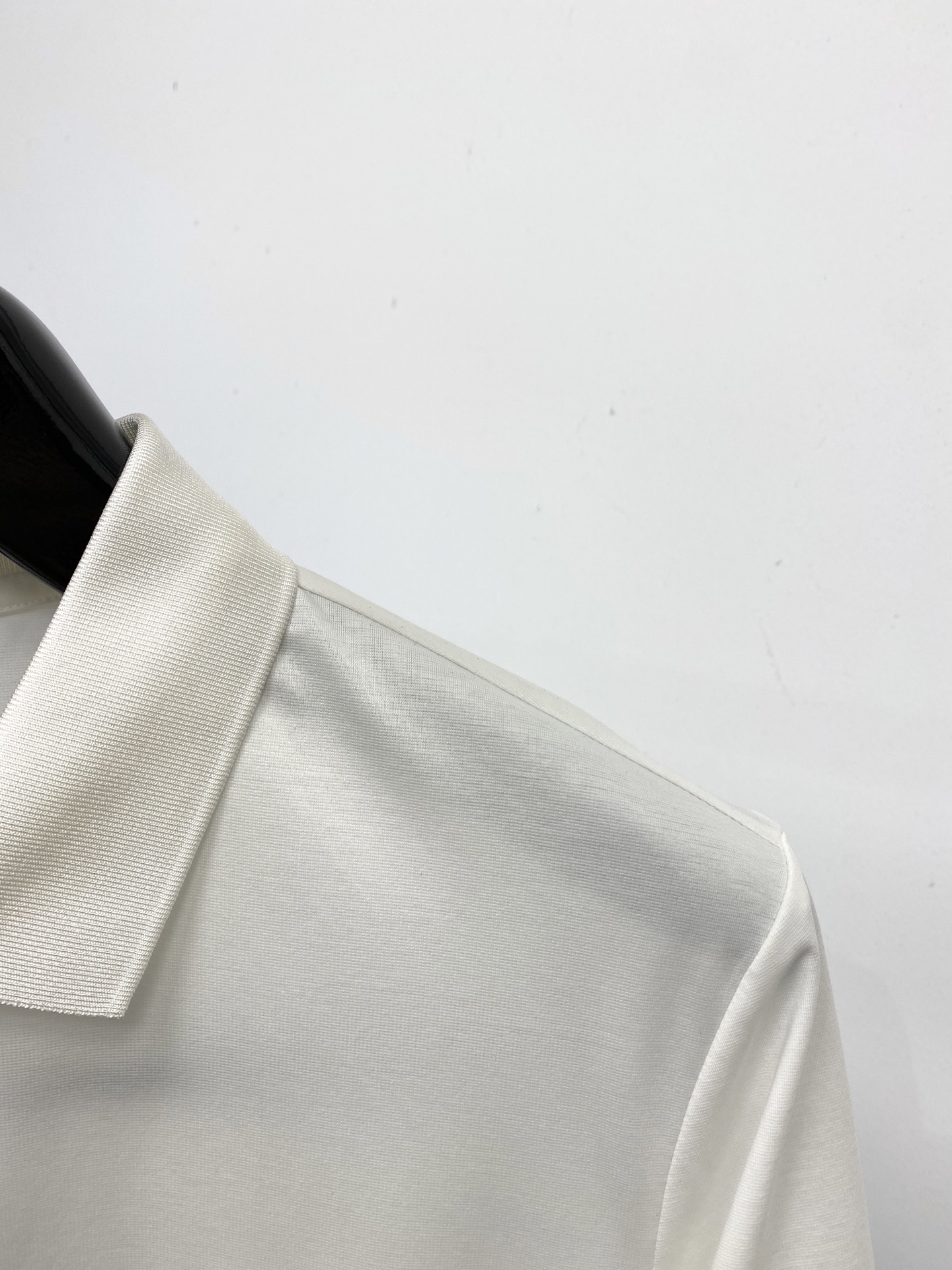 普拉达、2025最新款短袖T恤，帅气时尚，胸前顶级印胶字母logo，简约百搭款。面料棉 不仅挺括，保持潮