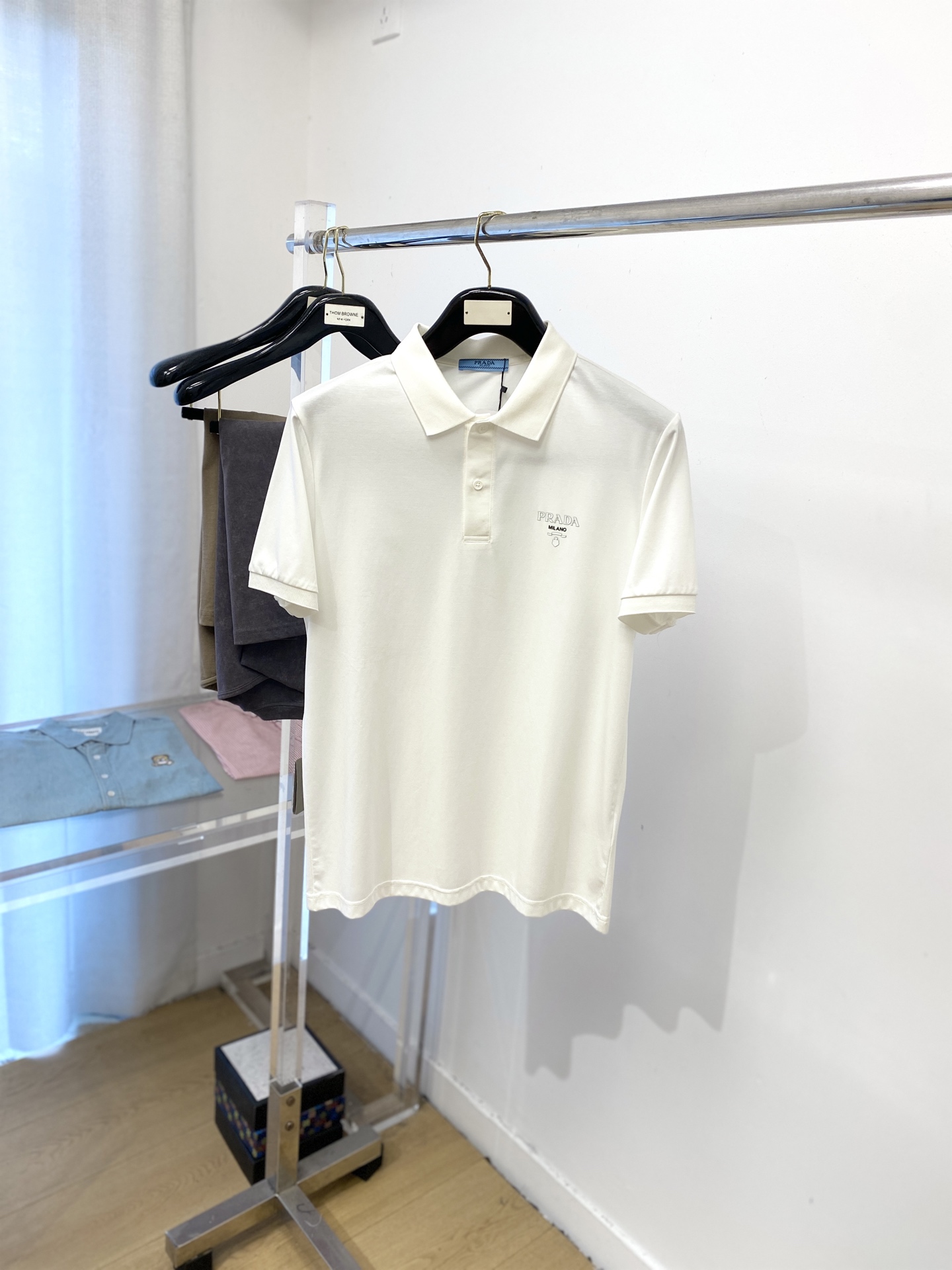 NO:472993,Prada, the latest short-sleeved T-shirt in 2025, handsome and fashionable, top-grade printed letter logo on the chest, simple and versatile style. The fabric cotton is not only crisp, maintains the trendy silhouette, and is also comfortable to wear, and the yarn is more delicate, the number M-3XL, prada, T-shirt,tees, t-shirt,alexander wang19860909普拉达、2025最新款短袖T恤,帅气时尚,胸前顶级印胶字母logo,简约百搭款.面料棉 不仅挺括,保持潮流的廓形,又穿着舒适,纱织更细腻,码数M-3XL,,prada,T-shirt,tees，t-shirt,alexander wang,Men's clothing