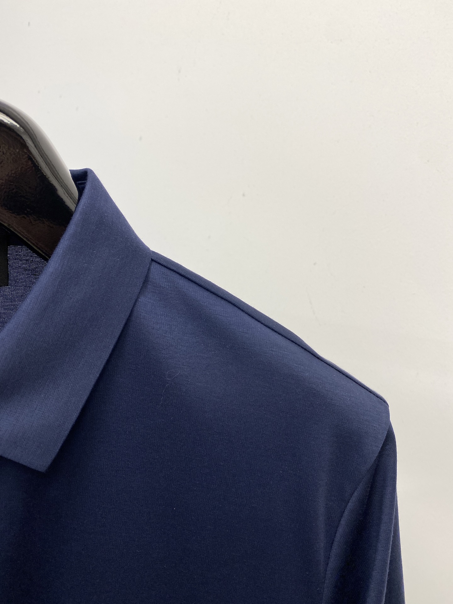 Kiton、2025最新款短袖T恤，帅气时尚，胸前顶级印胶字母logo，简约百搭款。面料棉 不仅挺括，保