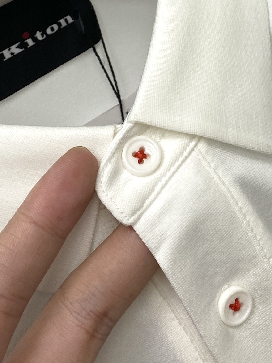 Kiton、2025最新款短袖T恤，帅气时尚，胸前顶级印胶字母logo，简约百搭款。面料棉 不仅挺括，保