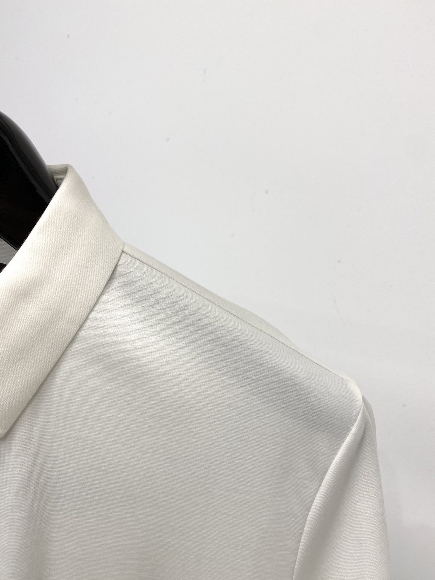 Kiton、2025最新款短袖T恤，帅气时尚，胸前顶级印胶字母logo，简约百搭款。面料棉 不仅挺括，保