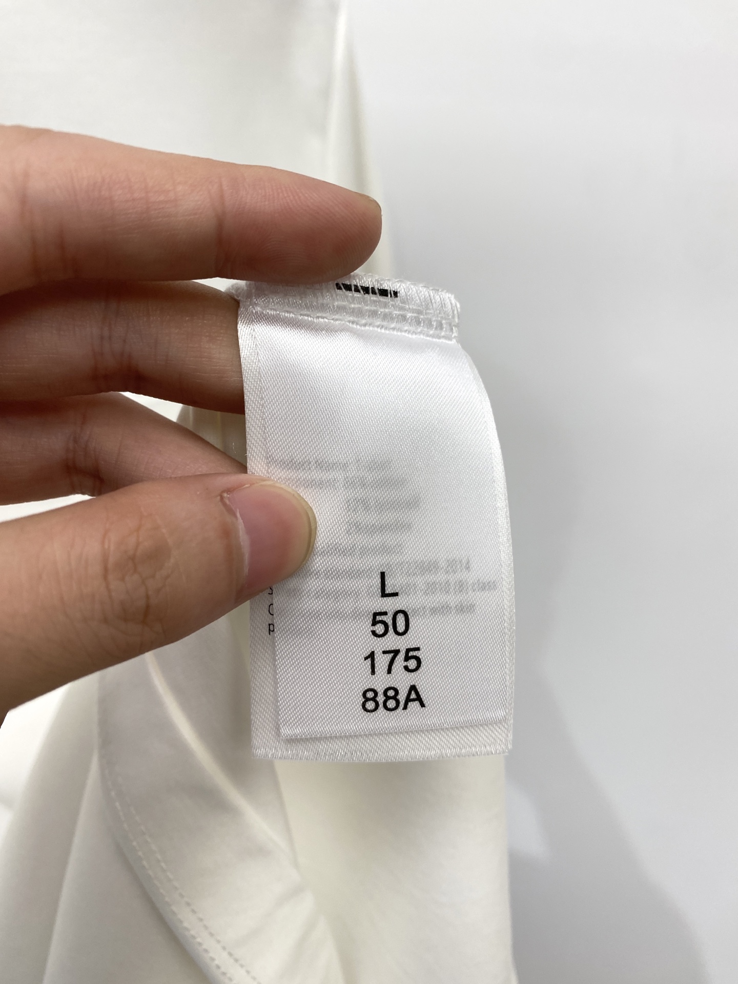 Kiton、2025最新款短袖T恤，帅气时尚，胸前顶级印胶字母logo，简约百搭款。面料棉 不仅挺括，保
