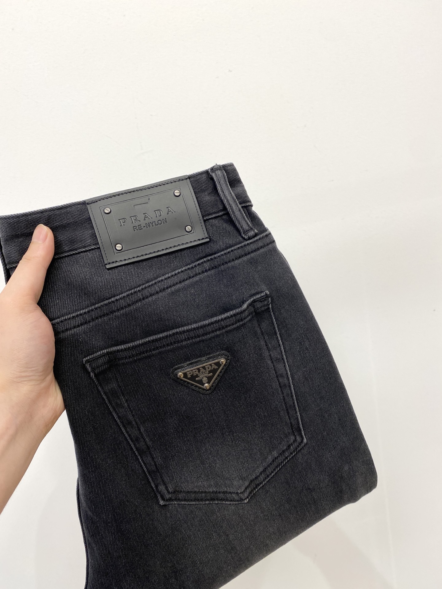 NO:472994,Prada, 2025 latest products, special counters are available at the same time, original singles, washable casual jeans, imported original washable elastic fabric, comfortable and elastic, original hardware and auxiliary decorative logo, super positive style, extremely high grade, counter quality, fashionable and stylish upper body, 29-36, prada, jeans, alexander wang19860909普拉达、2025最新品,专柜同步有售,原单狠货,水洗休闲牛仔裤,进口原版水洗弹力面料,舒适有弹性,原版五金辅料装饰logo,版型超正,档次极高,专柜品质,上身时尚有型,码数29-36,,prada,jeans,alexander wang,Men's clothing