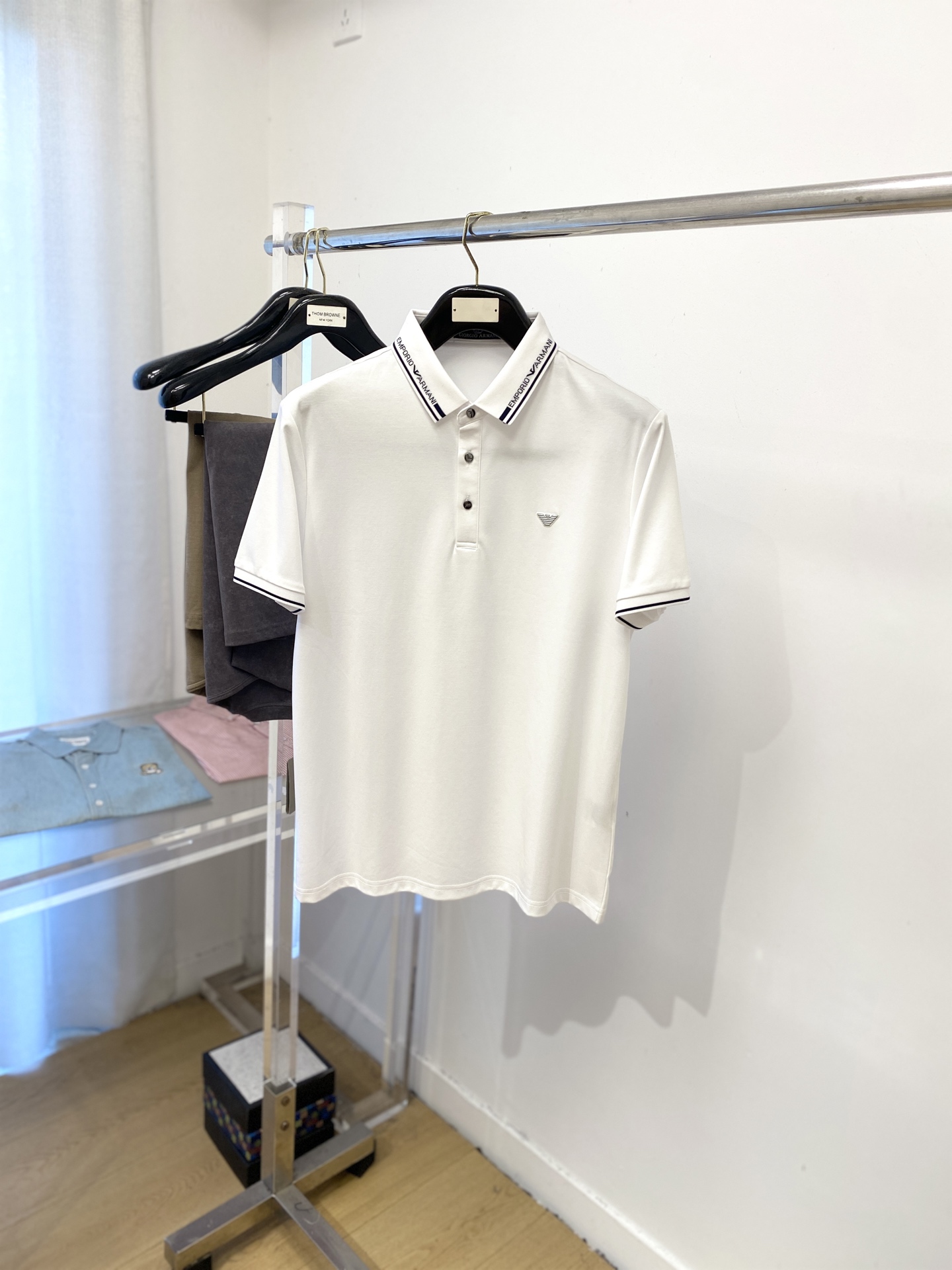 NO:478262,Armani, the latest short-sleeved T-shirt in 2025, handsome and fashionable, chest design, embossed glue pattern logo, simple and versatile. Fabric cotton is not only crisp, maintains a fashionable silhouette, but also comfortable to wear, and the yarn is more delicate, the number M-3XL,,armani, T-shirt,tees, t-shirt,alexander wang19860909阿玛尼、2025最新款短袖T恤,帅气时尚,胸前设计凹凸印胶图案logo,简约百搭款.面料棉 不仅挺括,保持潮流的廓形,又穿着舒适,纱织更细腻,码数M-3XL,,armani,T-shirt,tees，t-shirt,alexander wang,Men's clothing