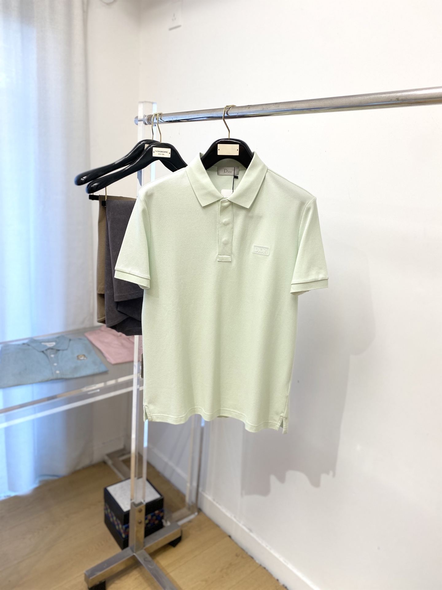 NO:476933,Dior, the latest short-sleeved T-shirt in 2025, handsome and fashionable, exquisite embroidered letter logo on the chest, simple and versatile style. The fabric cotton is not only crisp, maintains the trendy silhouette, and is comfortable to wear, and the yarn is more delicate, the number M-3XL, dior, T-shirt, tees, t-shirt, alexander wang19860909迪奥、2025最新款短袖T恤,帅气时尚,胸前精致刺绣字母logo,简约百搭款.面料棉 不仅挺括,保持潮流的廓形,又穿着舒适,纱织更细腻,码数M-3XL,,dior,T-shirt,tees，t-shirt,alexander wang,Men's clothing