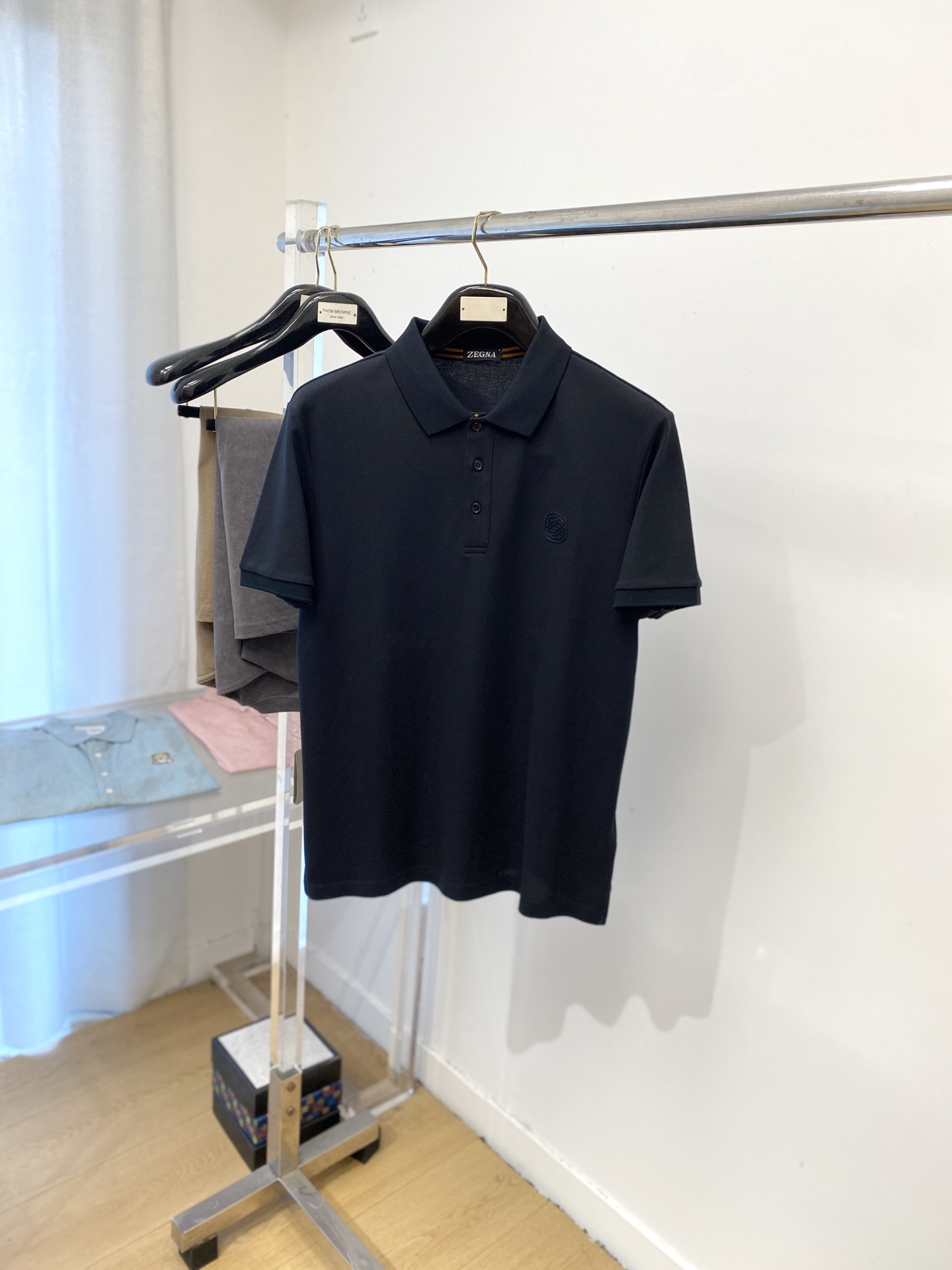 NO:539512,Zenia, the latest short-sleeved T-shirt in 2025, handsome and fashionable, exquisite embroidered letter logo on the chest, simple and versatile style. The fabric cotton is not only crisp, maintains the trendy silhouette, but also comfortable to wear, and the yarn is more delicate, the number M-3XL, zegna, T-shirt,tees, t-shirt,alexander wang19860909杰尼亚、2025最新款短袖T恤,帅气时尚,胸前精致刺绣字母logo,简约百搭款.面料棉 不仅挺括,保持潮流的廓形,又穿着舒适,纱织更细腻,码数M-3XL,,zegna,T-shirt,tees，t-shirt,alexander wang,Men's clothing