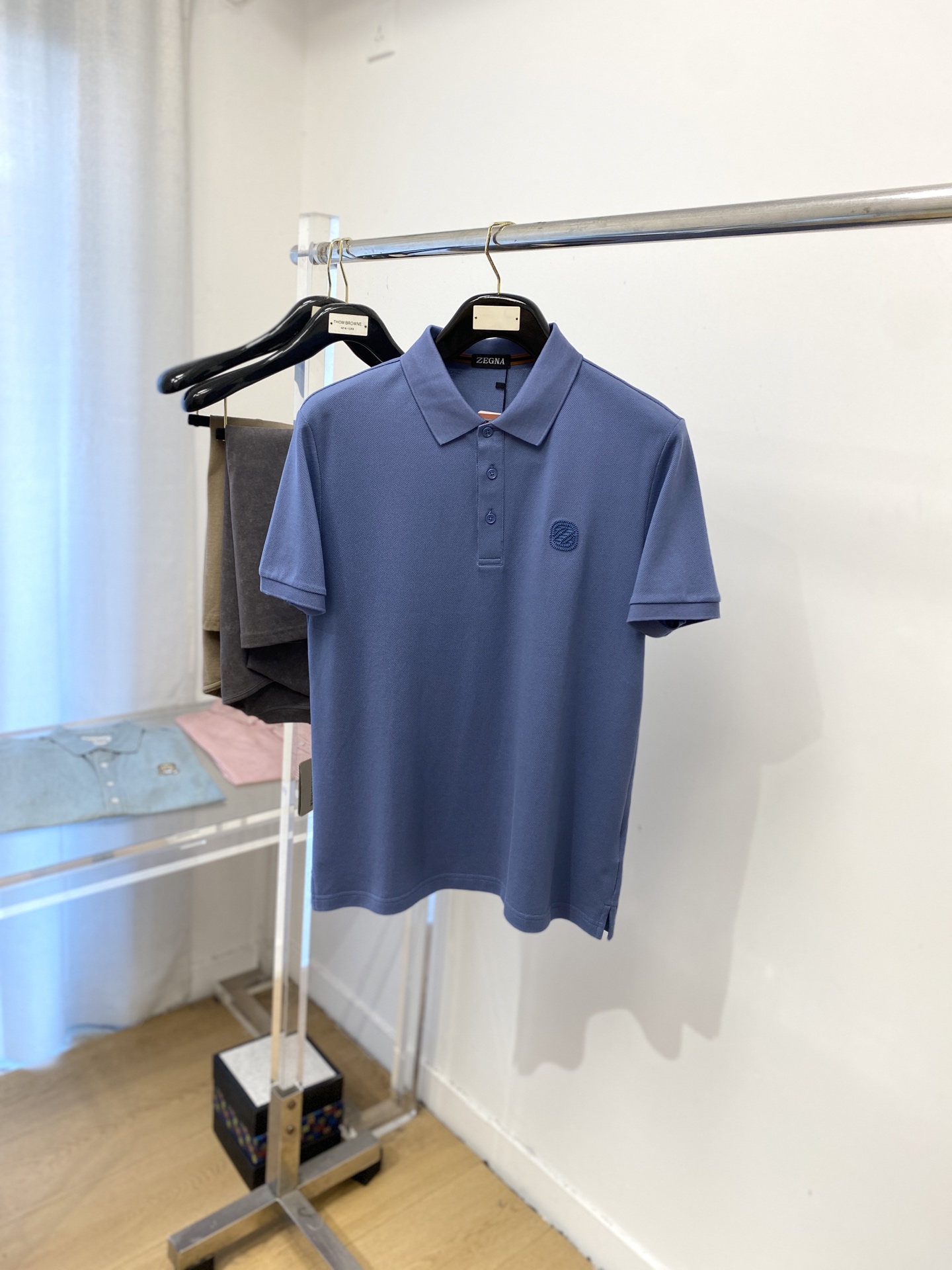 NO:476939,Zenia, the latest short-sleeved T-shirt in 2025, handsome and fashionable, exquisite embroidered letter logo on the chest, simple and versatile style. The fabric cotton is not only crisp, maintains the trendy silhouette, but also comfortable to wear, and the yarn is more delicate, the number M-3XL, zegna, T-shirt,tees, t-shirt,alexander wang19860909杰尼亚、2025最新款短袖T恤,帅气时尚,胸前精致刺绣字母logo,简约百搭款.面料棉 不仅挺括,保持潮流的廓形,又穿着舒适,纱织更细腻,码数M-3XL,,zegna,T-shirt,tees，t-shirt,alexander wang,Men's clothing