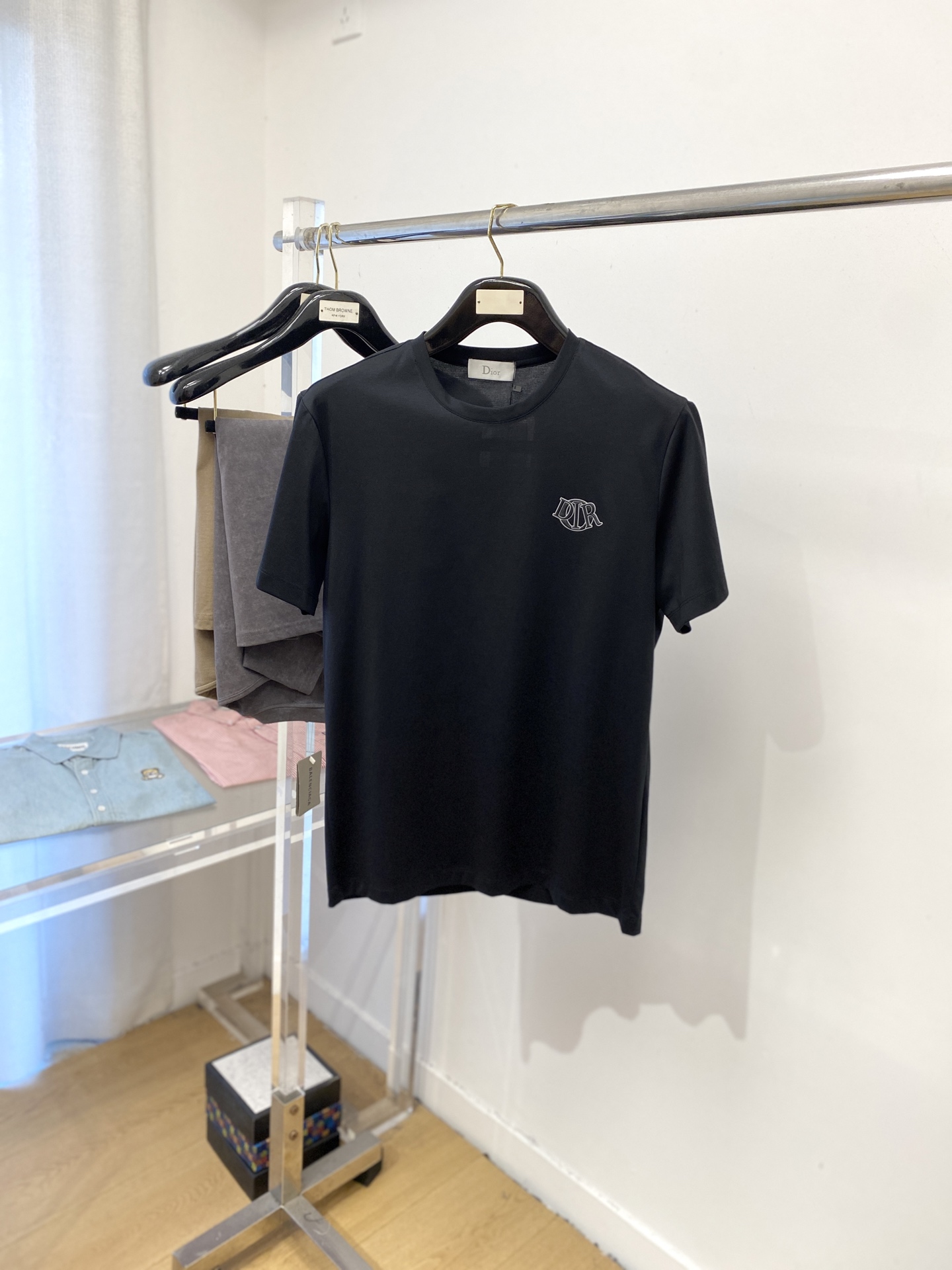 NO:478268,Dior, the latest short-sleeved T-shirt in 2025, handsome and fashionable, top-grade printed letter logo on the chest, simple and versatile style. The fabric cotton is not only crisp, maintains the trendy silhouette, but also comfortable to wear, and the yarn is more delicate, the number M-3XL,,dior,T-shirt,tees,t-shirt,alexander wang19860909迪奥、2025最新款短袖T恤,帅气时尚,胸前顶级印胶字母logo,简约百搭款.面料棉 不仅挺括,保持潮流的廓形,又穿着舒适,纱织更细腻,码数M-3XL,,dior,T-shirt,tees，t-shirt,alexander wang,Men's clothing