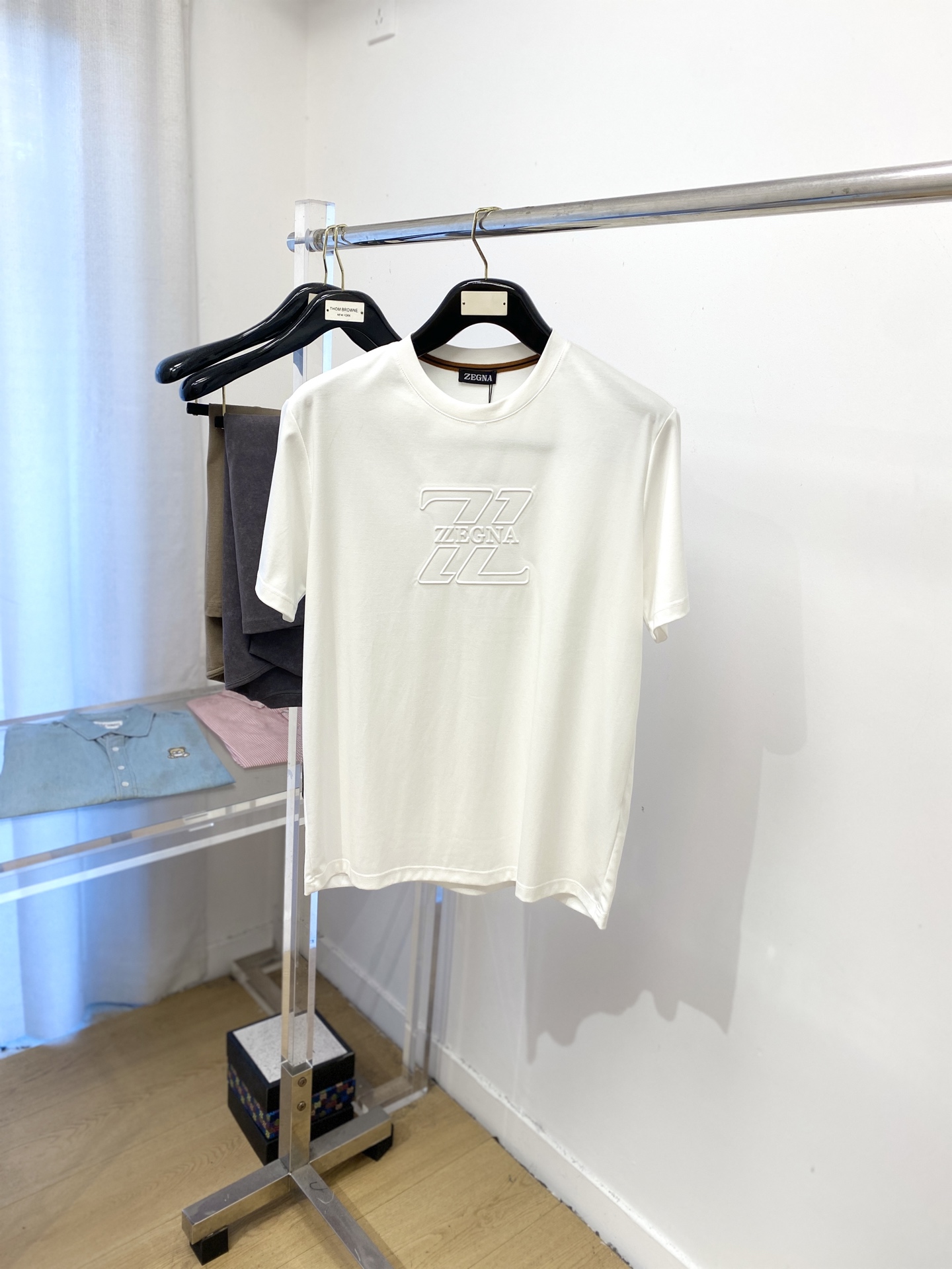 NO:476909,Zenia, the latest short-sleeved T-shirt in 2025, handsome and fashionable, top-grade design concave and convex letter logo on the chest, simple and versatile style. Fabric cotton is not only crisp, maintains a fashionable silhouette, but also comfortable to wear, and the yarn is more delicate, the number M-3XL, zegna, T-shirt, tees, t-shirt, alexander wang19860909杰尼亚、2025最新款短袖T恤,帅气时尚,胸前顶级设计凹凸字母logo,简约百搭款.面料棉 不仅挺括,保持潮流的廓形,又穿着舒适,纱织更细腻,码数M-3XL,,zegna,T-shirt,tees，t-shirt,alexander wang,Men's clothing