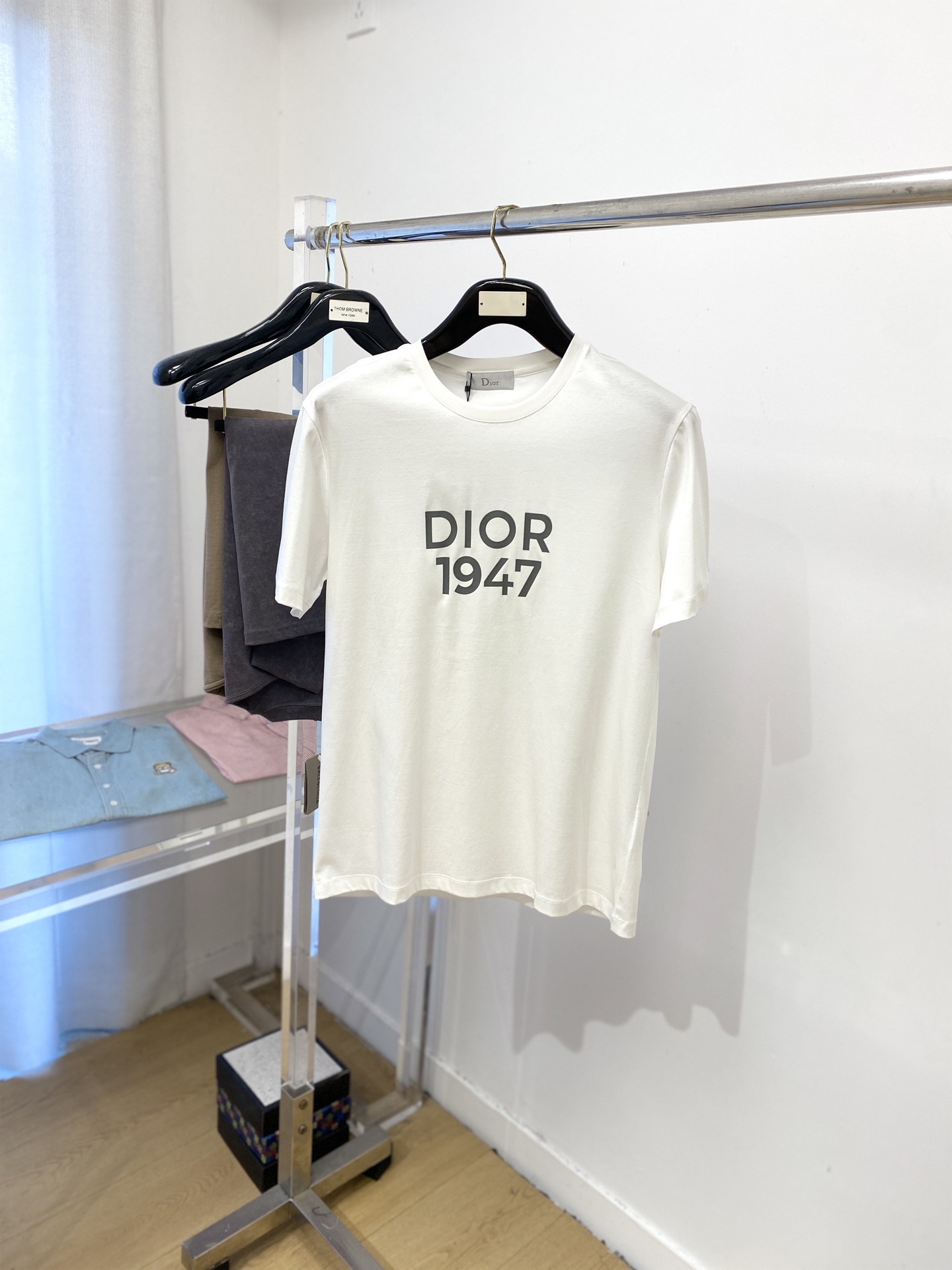 NO:476916,Dior, the latest short-sleeved T-shirt in 2025, handsome and fashionable, top-grade printed letter logo on the chest, simple and versatile style. The fabric cotton is not only crisp, maintains the trendy silhouette, but also comfortable to wear, and the yarn is more delicate, the number M-3XL,,dior,T-shirt,tees,t-shirt,alexander wang19860909迪奥、2025最新款短袖T恤,帅气时尚,胸前顶级印胶字母logo,简约百搭款.面料棉 不仅挺括,保持潮流的廓形,又穿着舒适,纱织更细腻,码数M-3XL,,dior,T-shirt,tees，t-shirt,alexander wang,Men's clothing