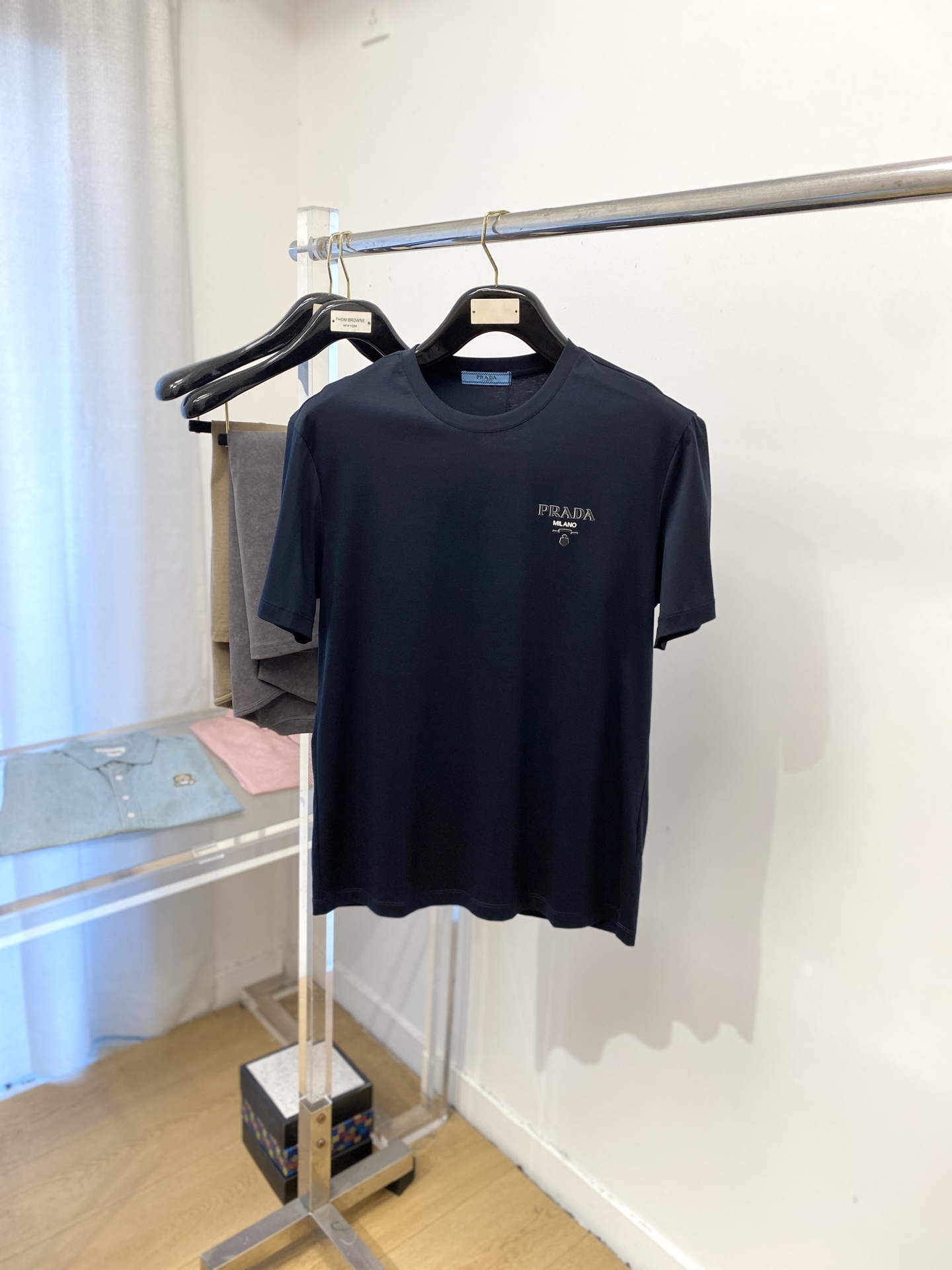 NO:476923,Prada, the latest short-sleeved T-shirt in 2025, handsome and fashionable, top printed letter logo on the chest, simple and versatile style. The fabric cotton is not only crisp, maintains the trendy silhouette, and is comfortable to wear, and the yarn is more delicate, the number M-3XL, prada, T-shirt, tees, t-shirt, alexander wang19860909普拉达、2025最新款短袖T恤,帅气时尚,胸前顶级印花字母logo,简约百搭款.面料棉 不仅挺括,保持潮流的廓形,又穿着舒适,纱织更细腻,码数M-3XL,,prada,T-shirt,tees，t-shirt,alexander wang,Men's clothing