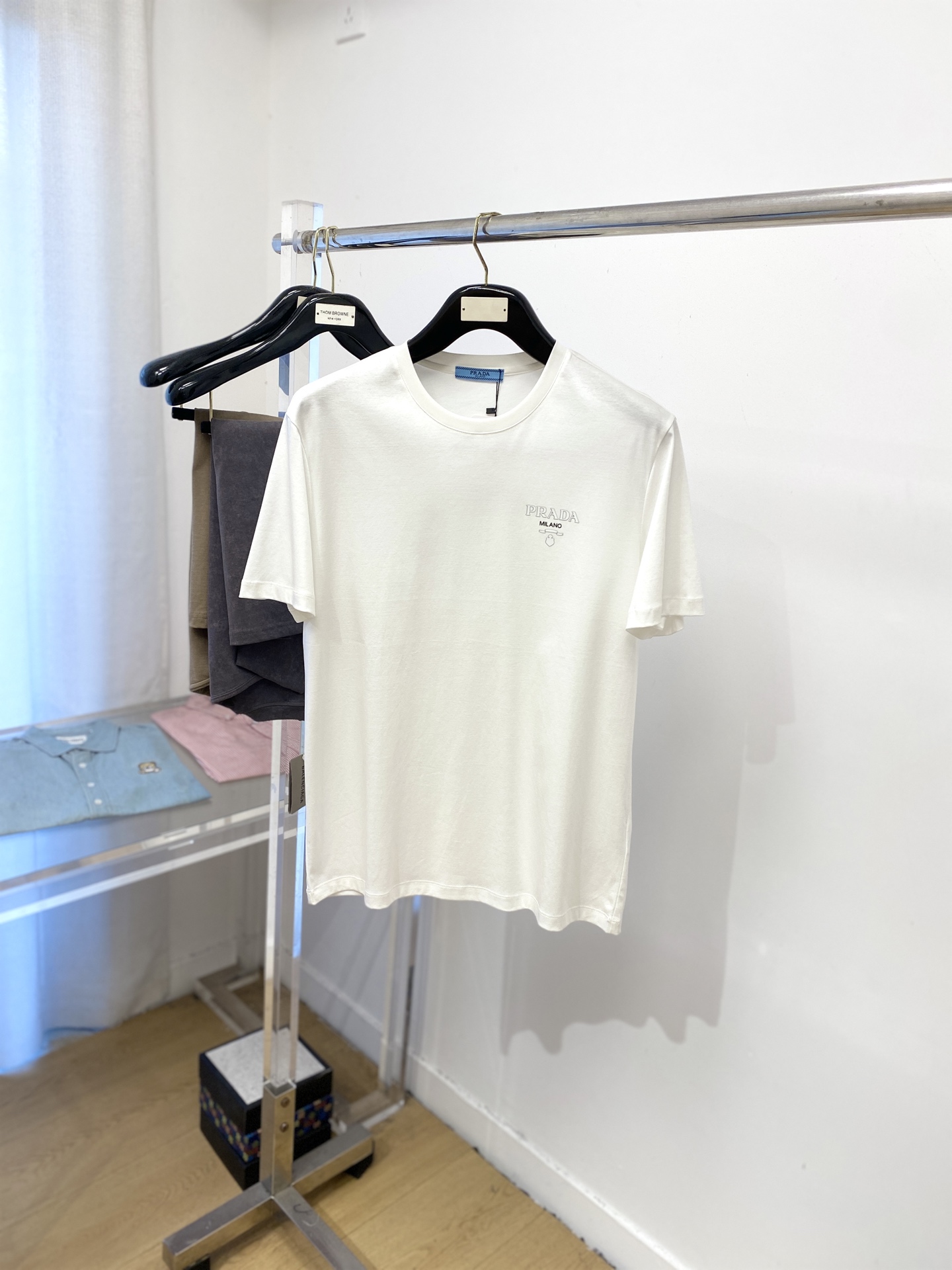 NO:476928,Prada, the latest short-sleeved T-shirt in 2025, handsome and fashionable, top printed letter logo on the chest, simple and versatile style. The fabric cotton is not only crisp, maintains the trendy silhouette, and is comfortable to wear, and the yarn is more delicate, the number M-3XL, prada, T-shirt, tees, t-shirt, alexander wang19860909普拉达、2025最新款短袖T恤,帅气时尚,胸前顶级印花字母logo,简约百搭款.面料棉 不仅挺括,保持潮流的廓形,又穿着舒适,纱织更细腻,码数M-3XL,,prada,T-shirt,tees，t-shirt,alexander wang,Men's clothing